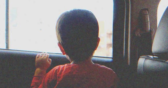 Un niño mirando por la ventanilla de un auto | Foto: Shutterstock