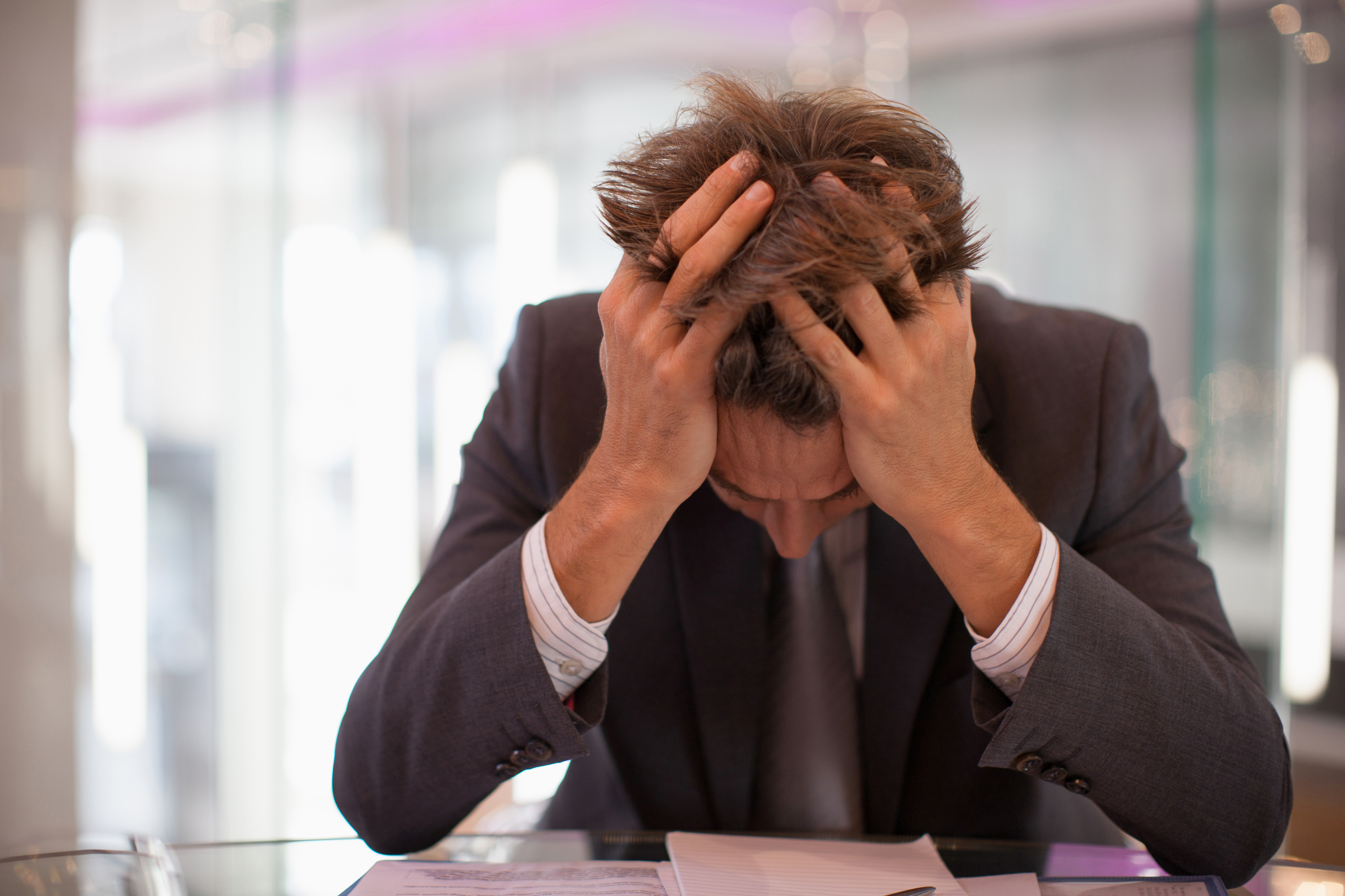 Hombre frustrado con la cabeza entre las manos | Foto: Getty Images
