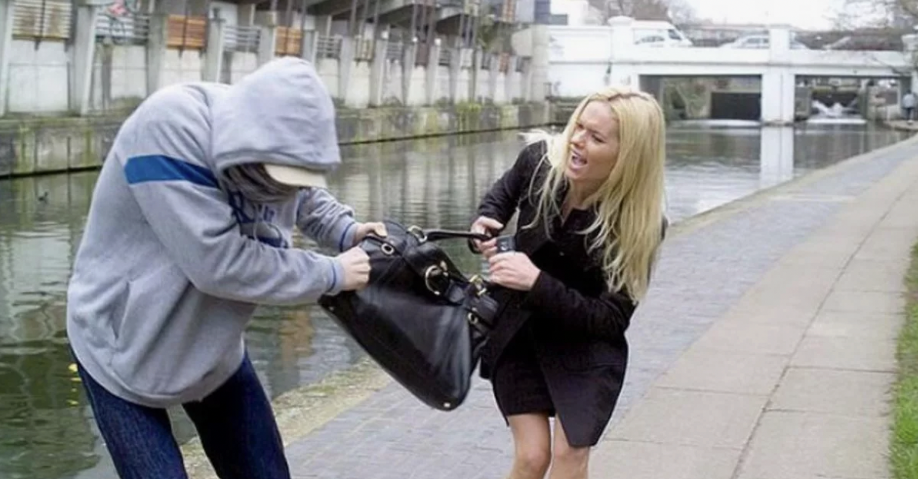 Ladrón callejero intentando robar el bolso a una mujer | Foto: Shutterstock