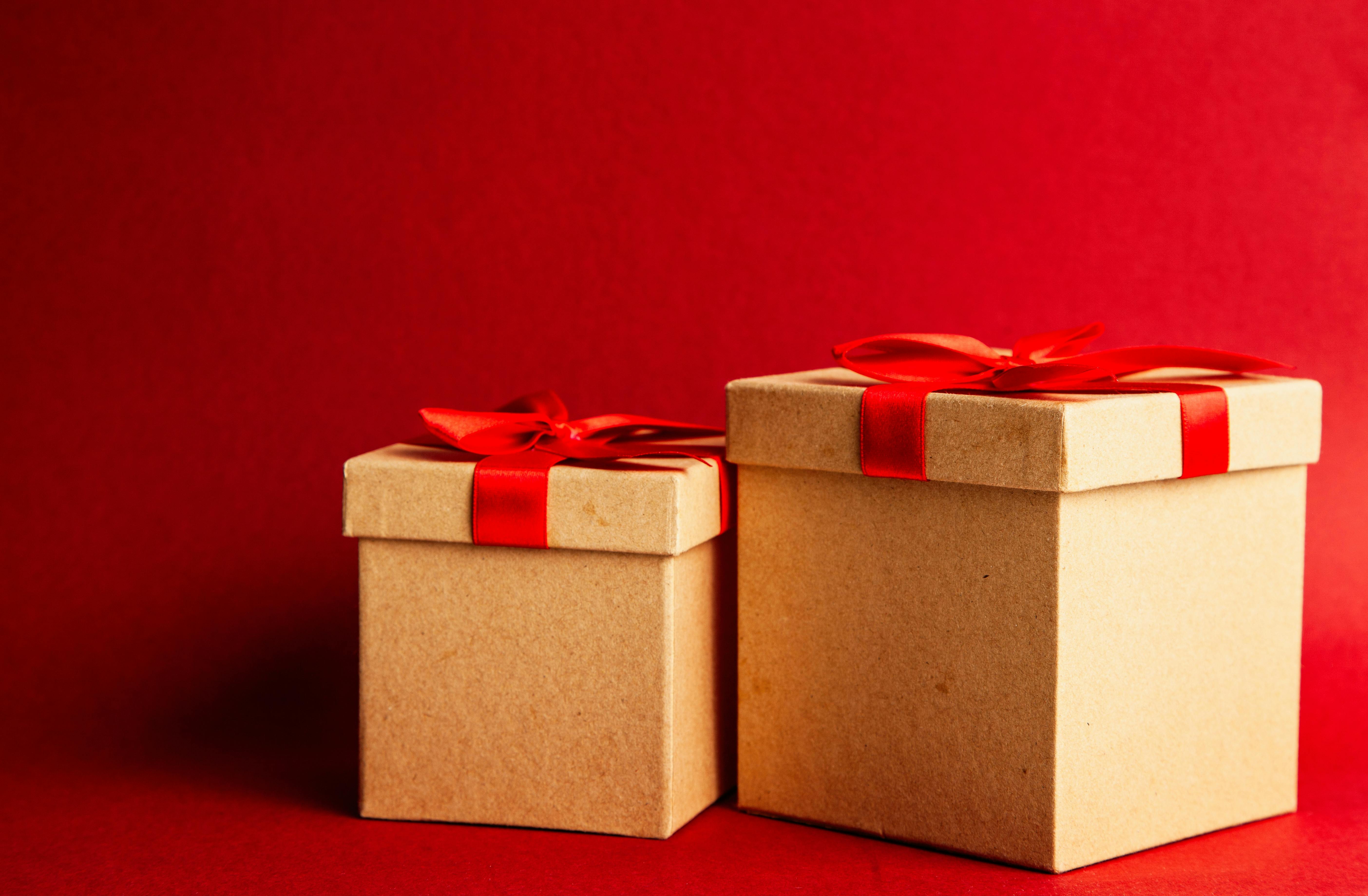 Un par de cajas de regalo | Fuente: Pexels