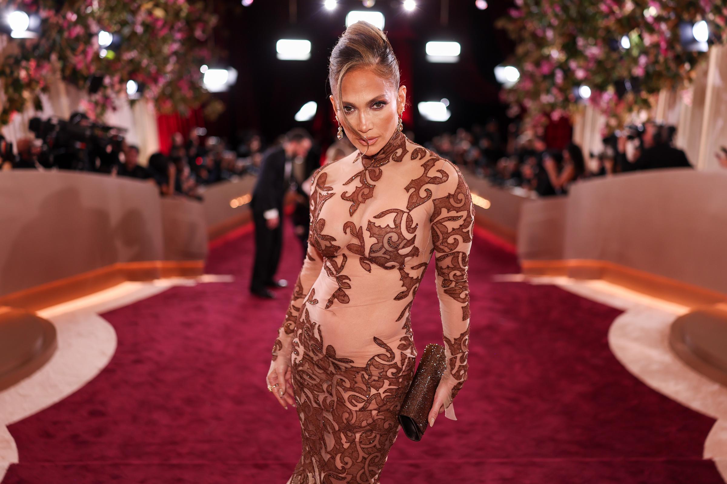 Jennifer Lopez posa en la alfombra roja con un vestido transparente de cuello alto y bordados en los Globos de Oro de 2026 | Fuente: Getty Images