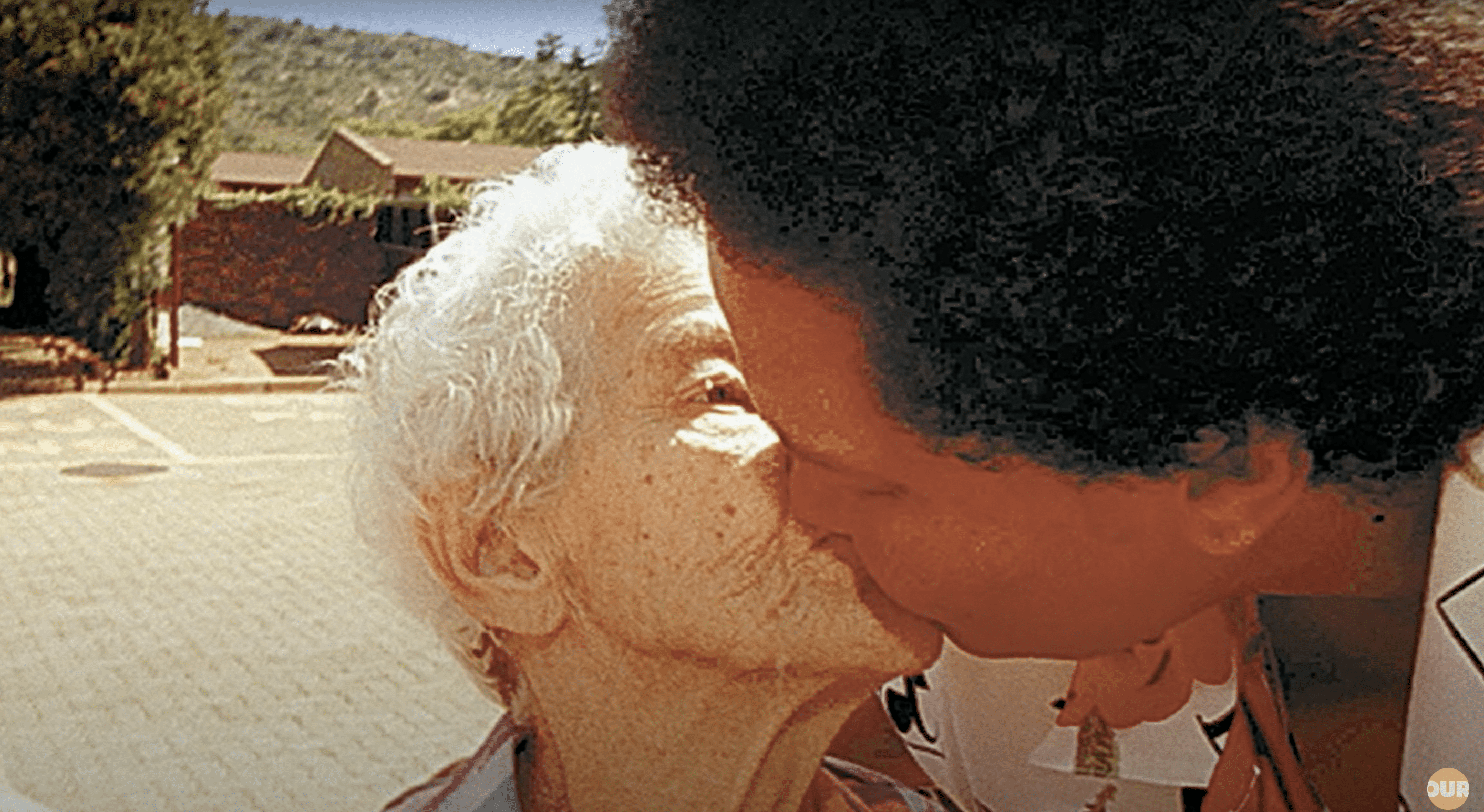 Sandra le da un beso tierno a su madre durante su reencuentro. | Foto: YouTube.com/Our Life