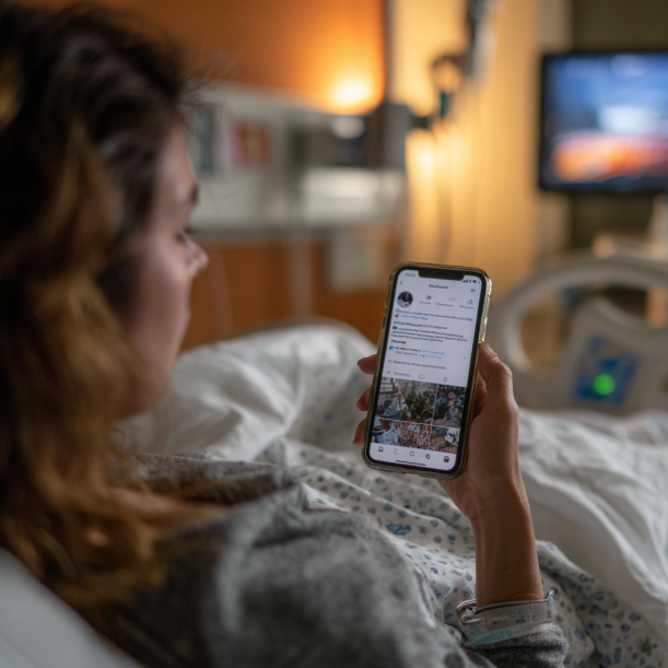 Una mujer leyendo un post de Facebook | Fuente: Midjourney