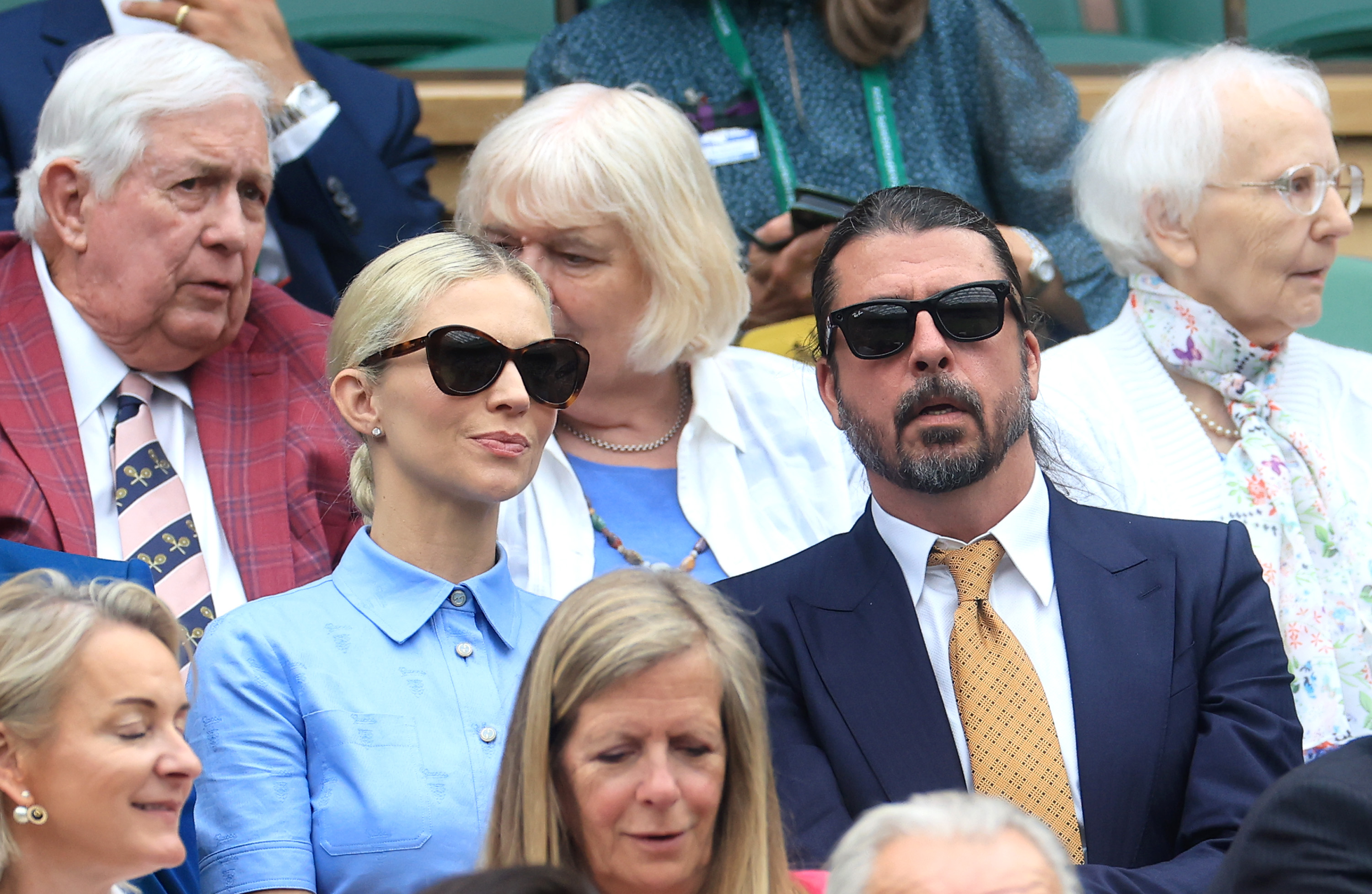 Dave Grohl, y su esposa Jordyn Grohl son vistos en el Palco Real durante el segundo día de The Championships Wimbledon 2024 All England Lawn Tennis and Croquet Club el 02 de julio de 2024, en Londres, Inglaterra. | Fuente: Getty Images