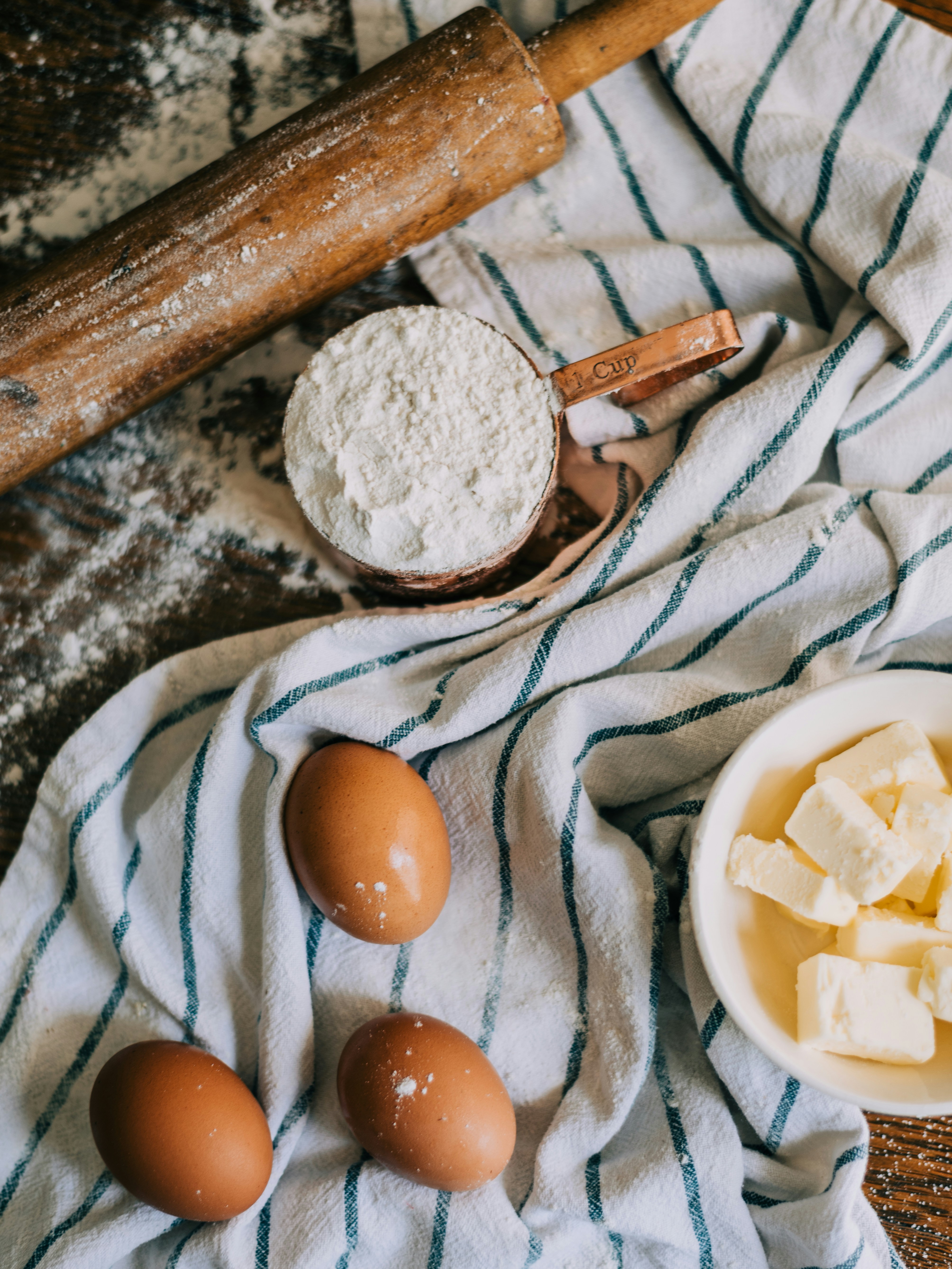 Ingredientes para hornear en una encimera | Fuente: Unsplash