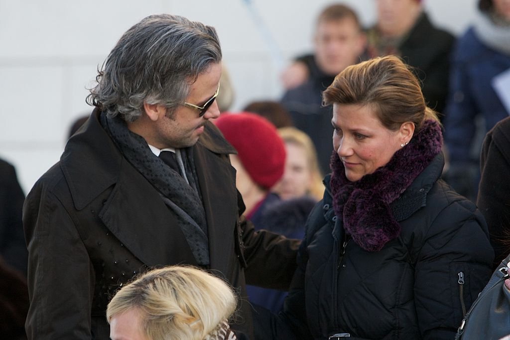 Ari Behn y Märtha Louise en el funeral de Anne-Marie Solberg el 7 de enero de 2011 en Halden, Noruega. | Imagen: Getty Images