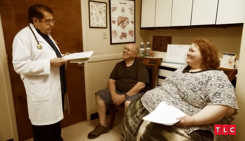 Nikki Webster con su padre y cirujano bariátrico en "My 600-lb Life", de un vídeo del 30 de octubre de 2023 | Fuente: Youtube/@tlc