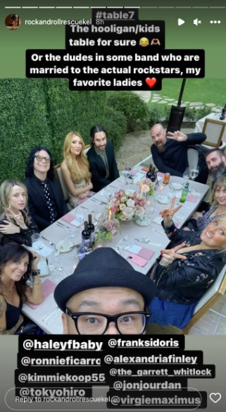 Algunos de los invitados asistentes a la boda de Wolfgang Van Halen publicada en Instagram Stories el 16 de octubre de 2023 | Fuente: Instagram/rockandrollrescuekel