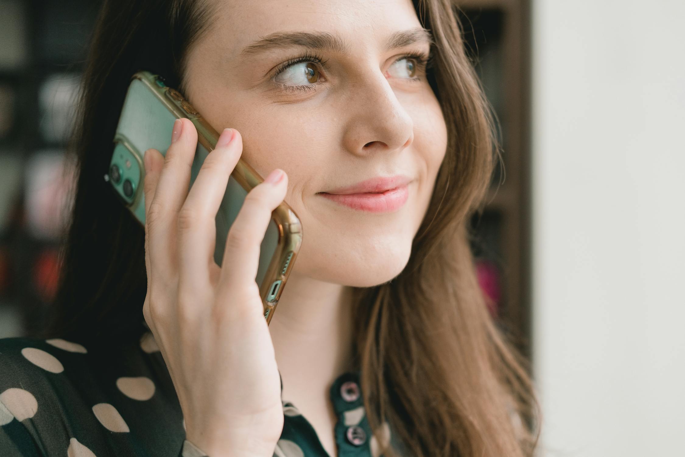 Una mujer sonriente hablando por teléfono | Fuente: Pexels