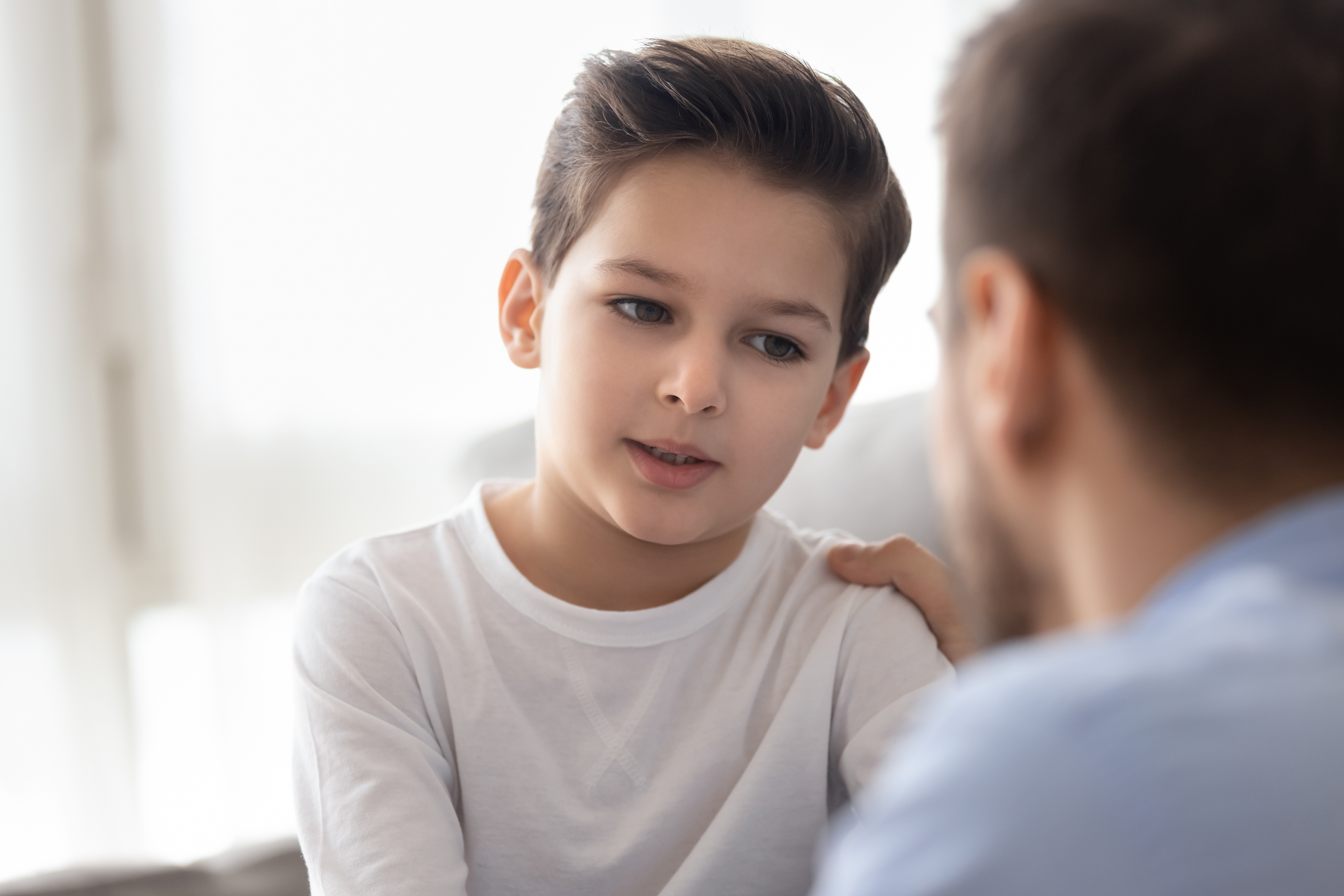 Un hombre hablando con un niño | Foto: Shutterstock