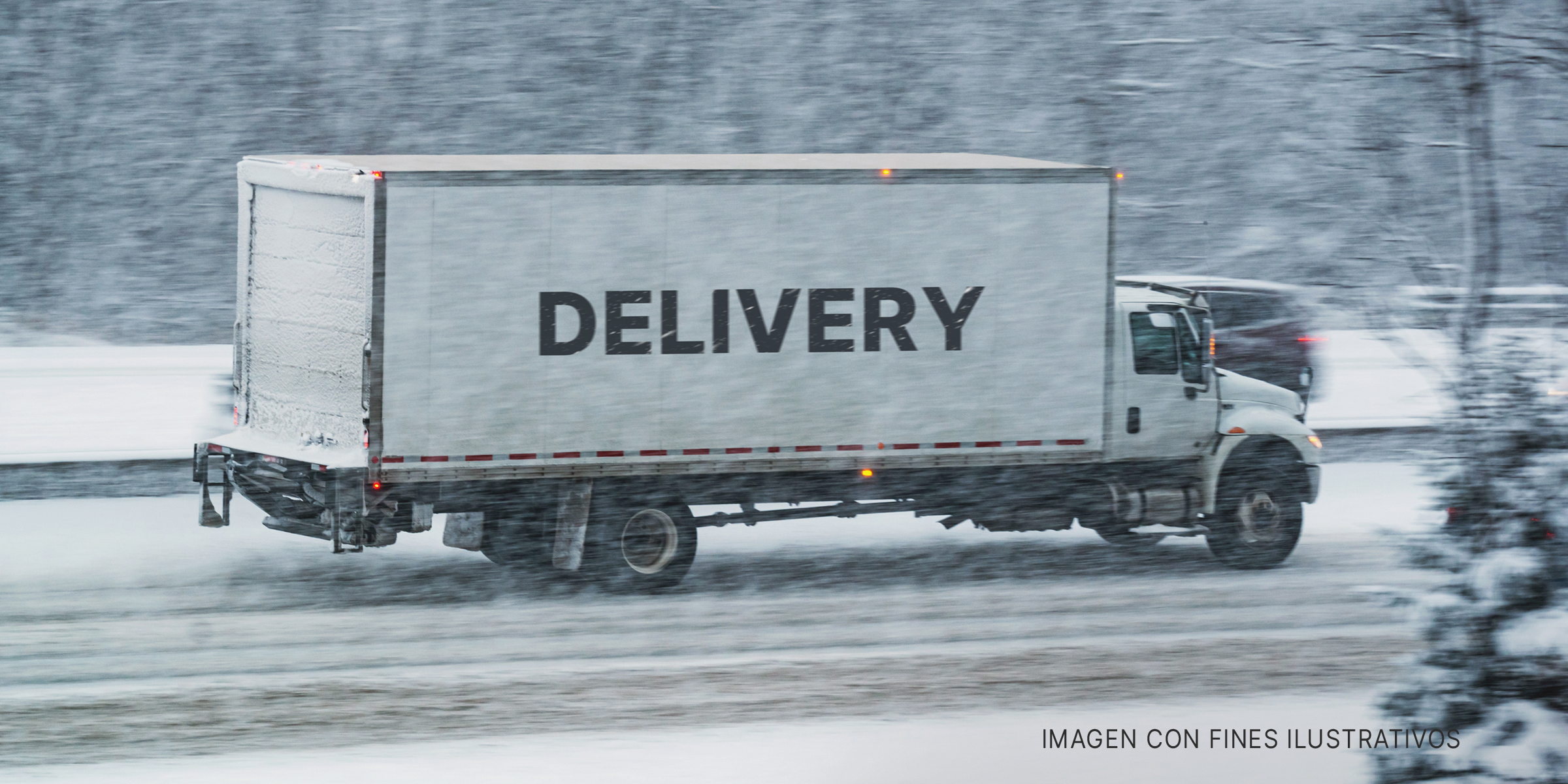 Camión de entregas a domicilio en una carretera nevada. | Foto: Shutterstock