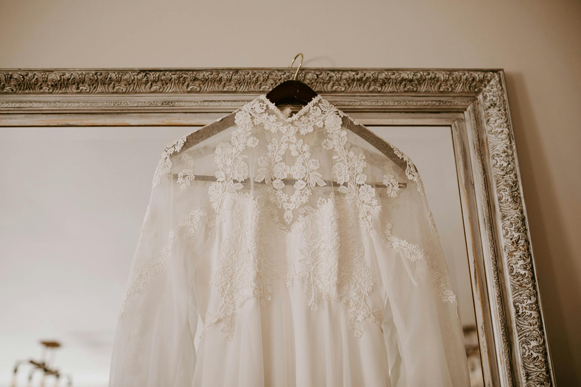 Un vestido de novia colgado de un espejo | Fuente: Pexels