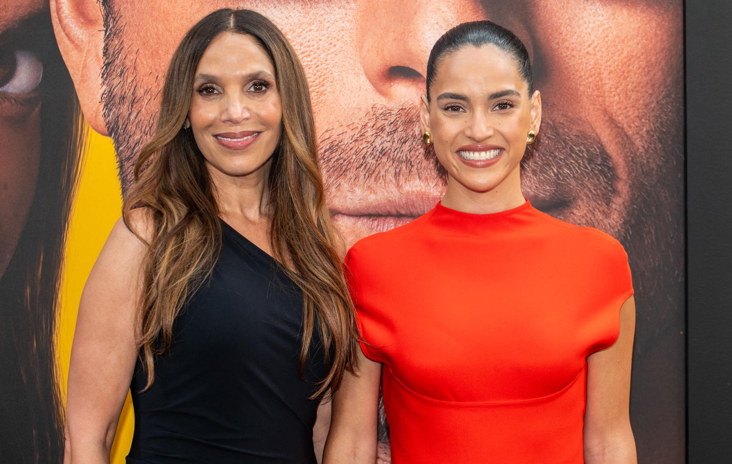 Leslie Torres y Adria Arjona en la proyección especial de "Hitman" en Austin, Texas, el 15 de mayo de 2024. | Fuente: Getty Images