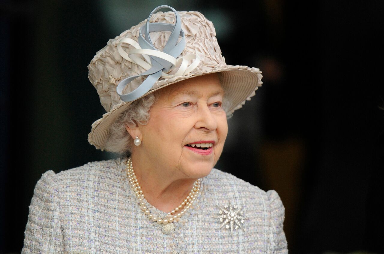 La reina Isabel II asiste al hipódromo de Ascot en Ascot, Inglaterra. | Foto: Getty Images