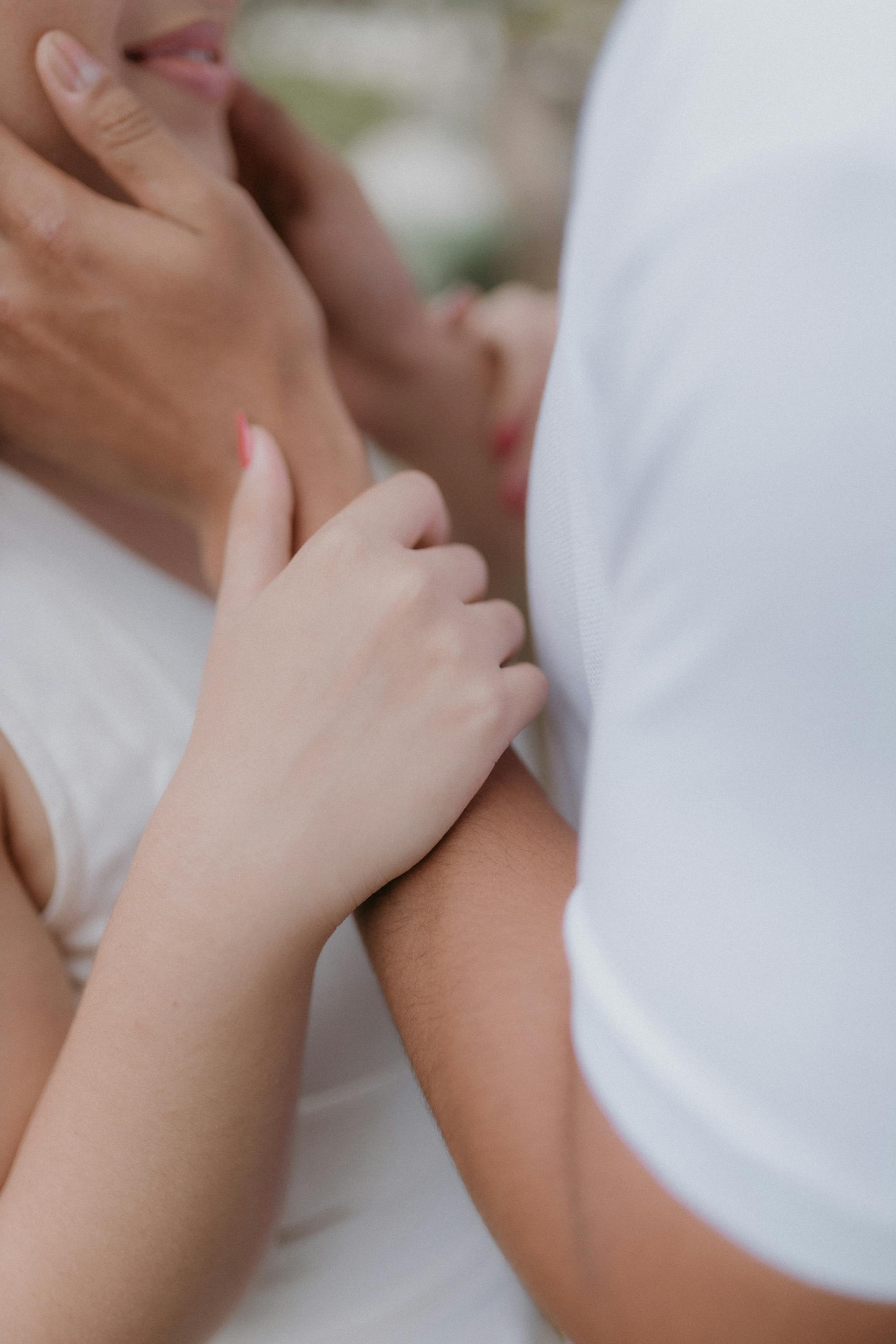 Una pareja abrazándose | Fuente: Pexels