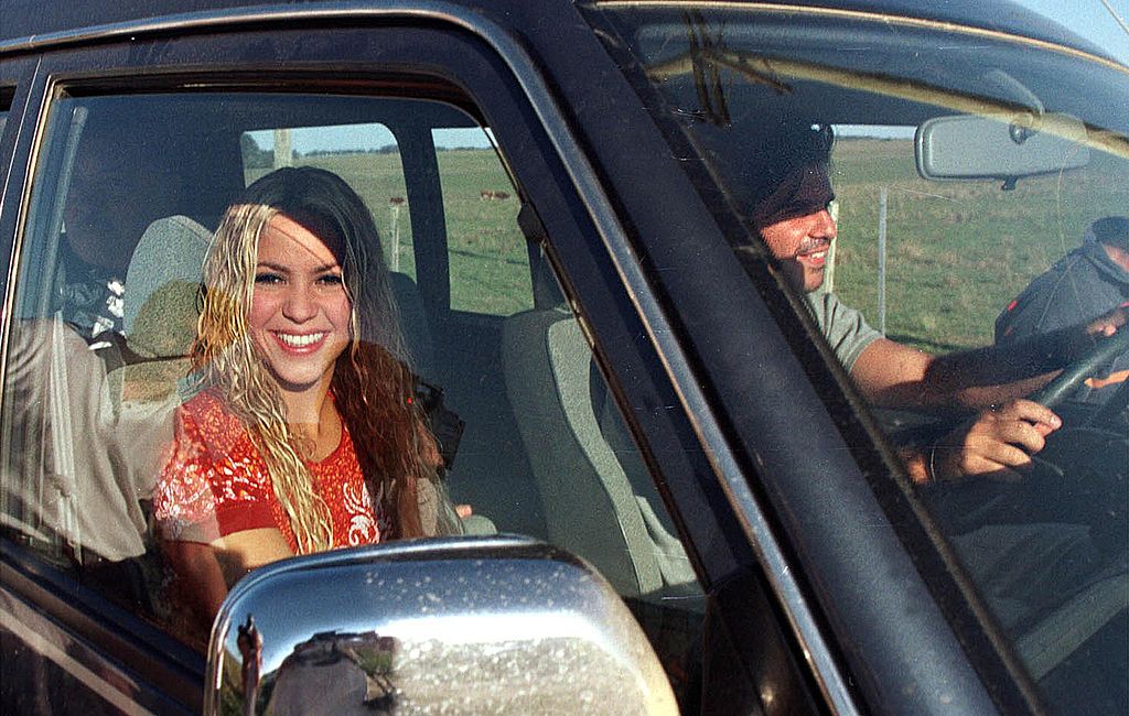 Shakira Mebarak viaja en coche con su novio, Antonio de la Rúa, hijo del Presidente de Argentina Fernando De La Rúa, en Maldonado, Uruguay, 28 de septiembre de 2000. Uso | Fuente: Getty Images