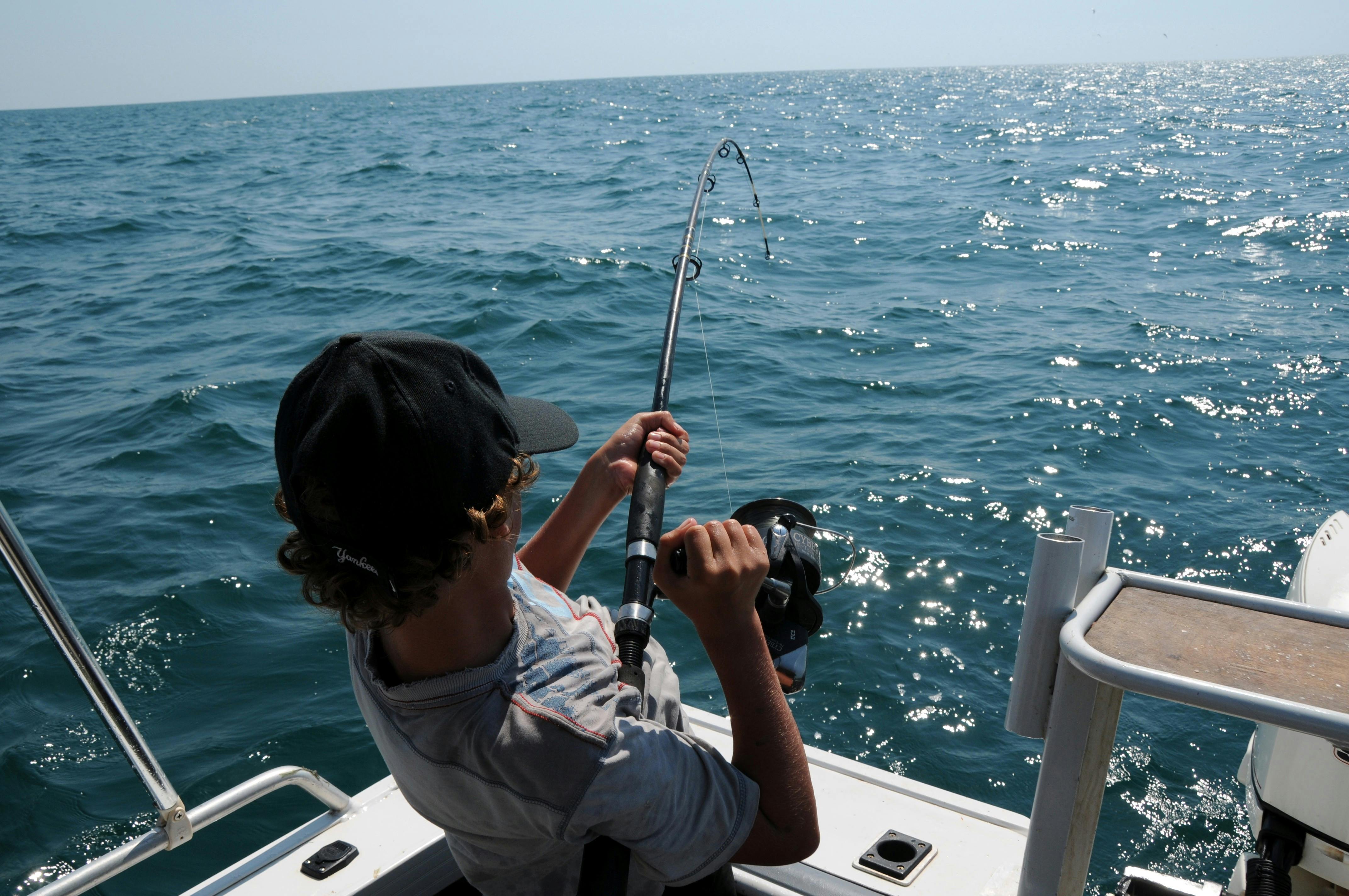 Un hombre pescando | Fuente: Pexels