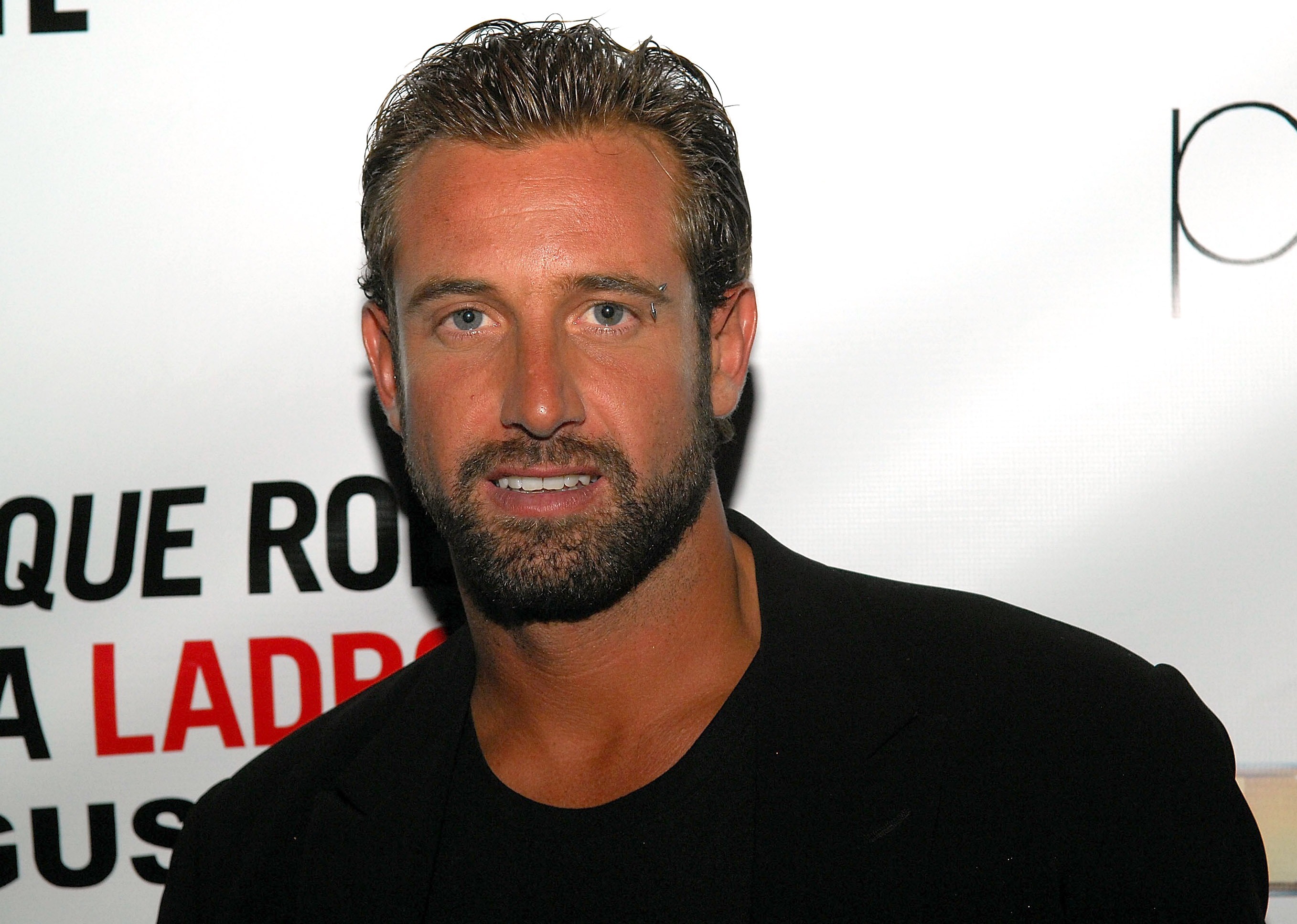Gabriel Soto posa en el estreno de "Ladrón que roba a ladrón" en el Teatro Colony el 24 de agosto de 2007 en Miami Beach, Florida.