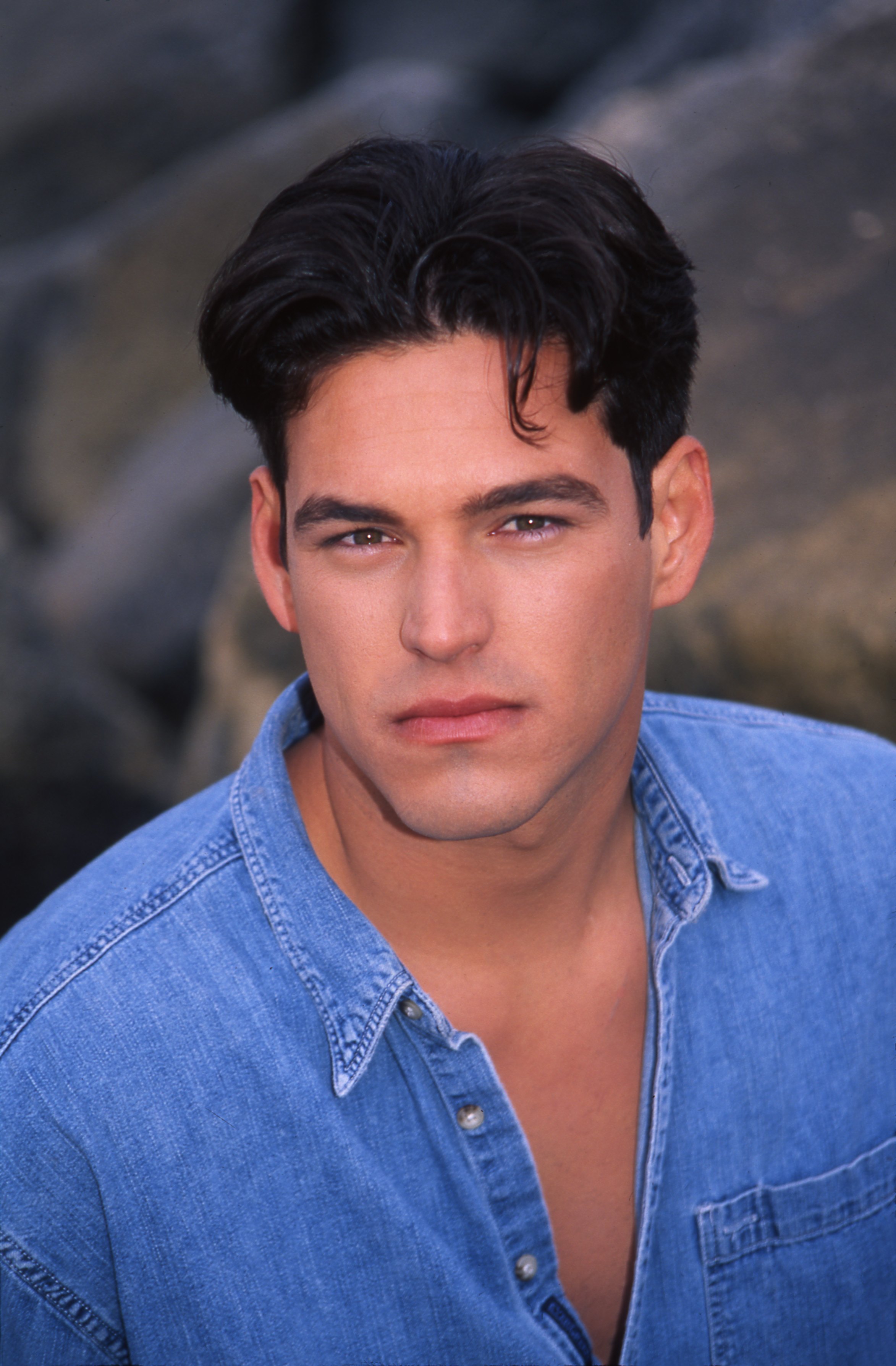 El rompecorazones de Hollywood posando para un retrato en 1996 en Los Ángeles, California | Fuente: Getty Images