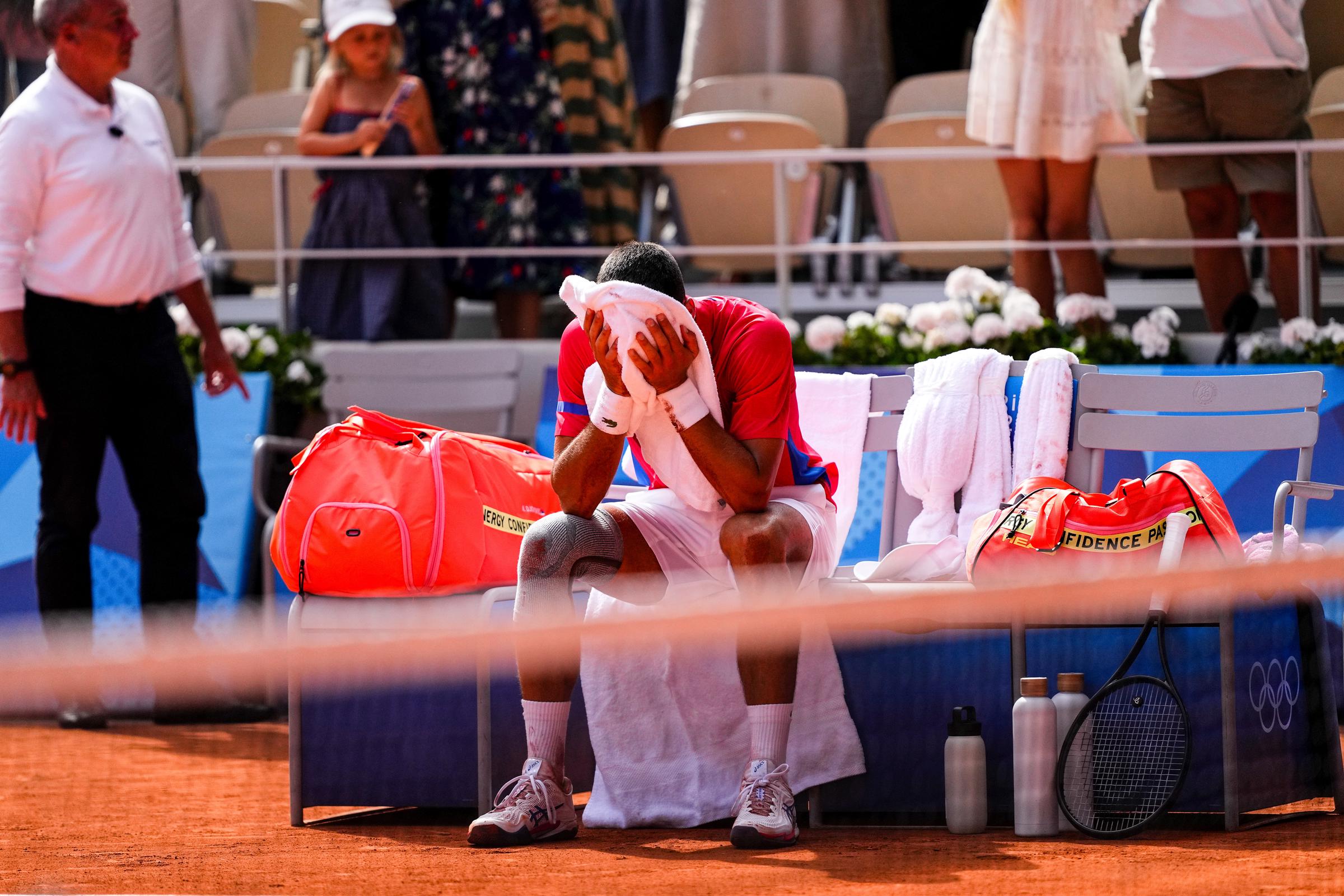 Novak Djokovic se emociona tras ganar a Carlos Alcaraz el 4 de agosto de 2024 | Fuente: Getty Images