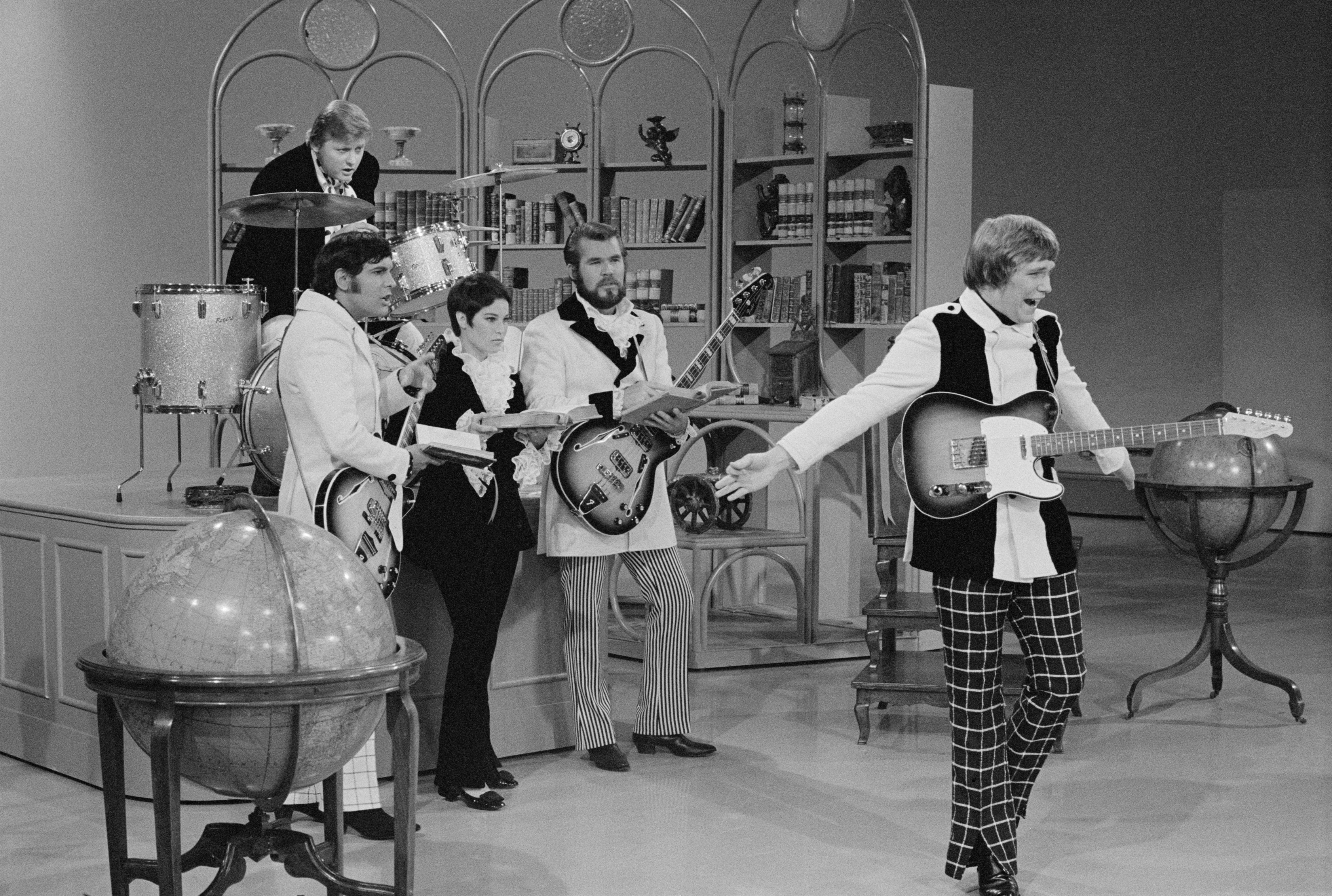 El difunto cantante y su banda The First Edition aparecieron en "The Smothers Brothers Comedy Hour" el 29 de septiembre de 1967 | Foto: Getty Images
