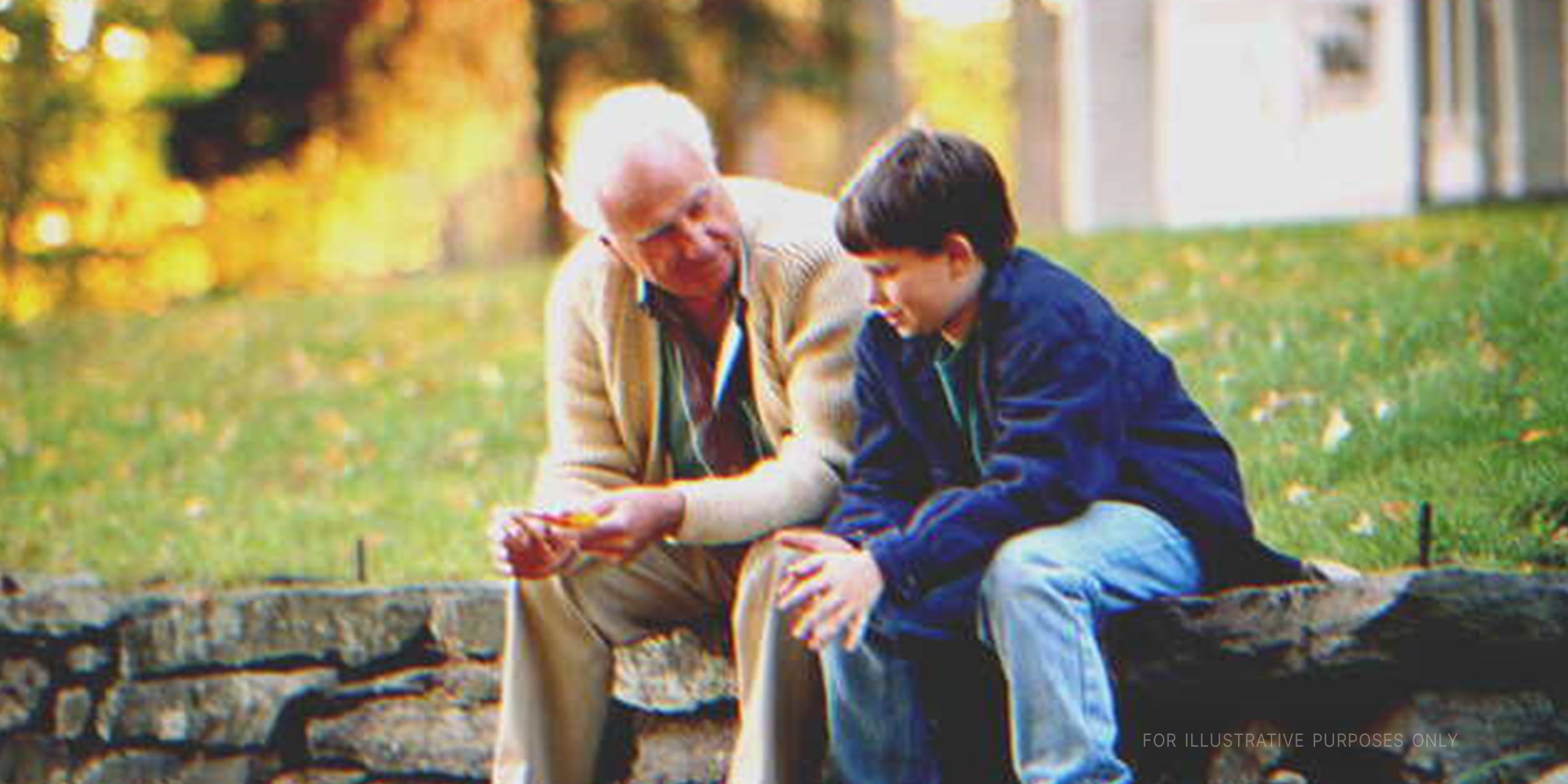 Anciano y niño en un parque. | Foto: Getty Images