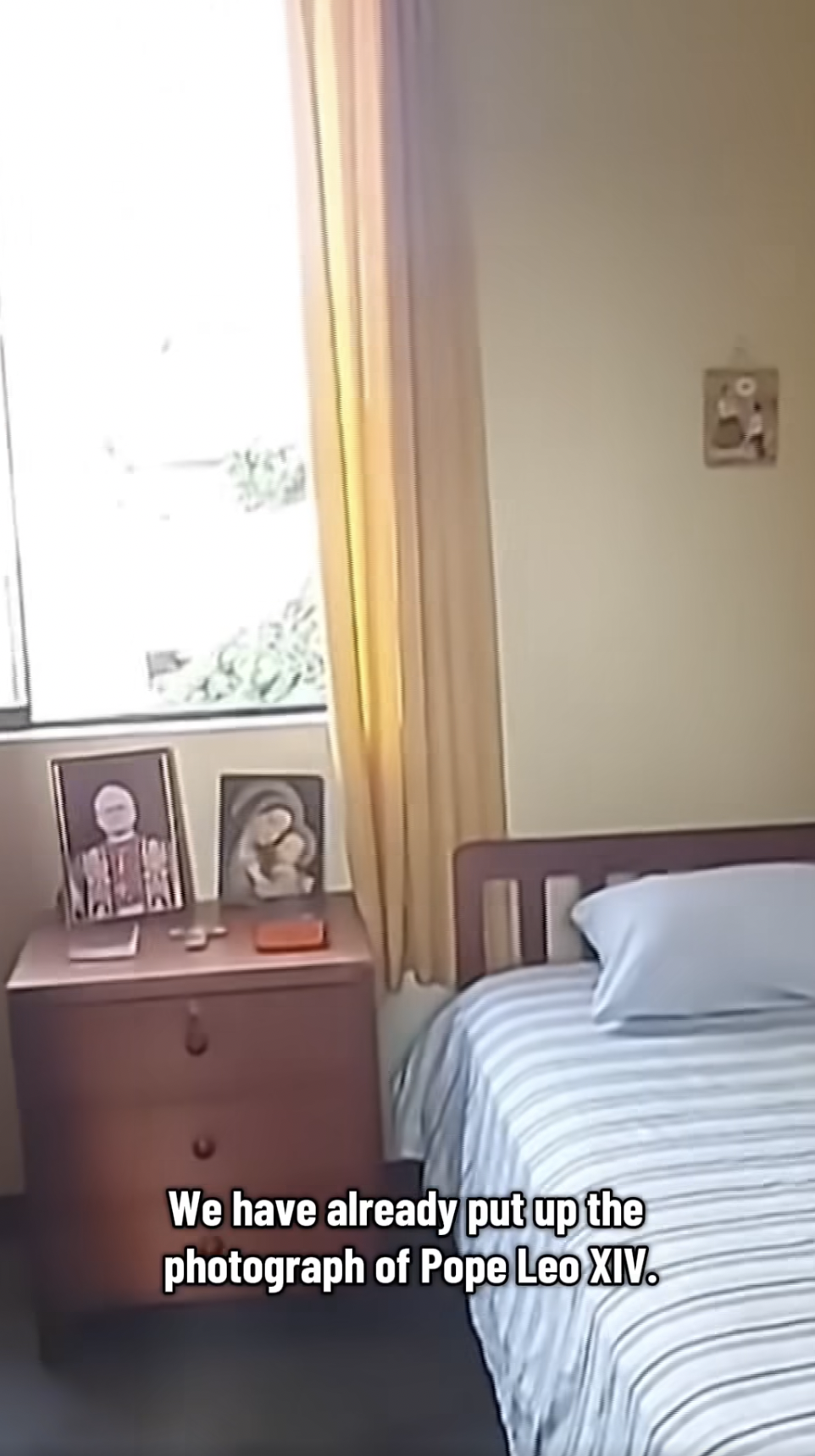 Un vistazo al interior de la habitación del papa León XIV cuando vivía en Trujillo, Perú, de un vídeo fechado el 9 de mayo de 2025. | Fuente: Facebook/CBS News