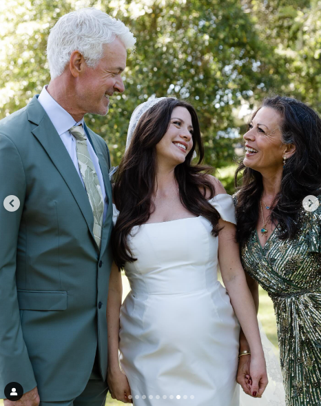 Scott Fisher, Morgan Eastwood y Dina Ruiz durante la boda, fechada el 18 de junio de 2024 | Fuente: Instagram/morganeastwood