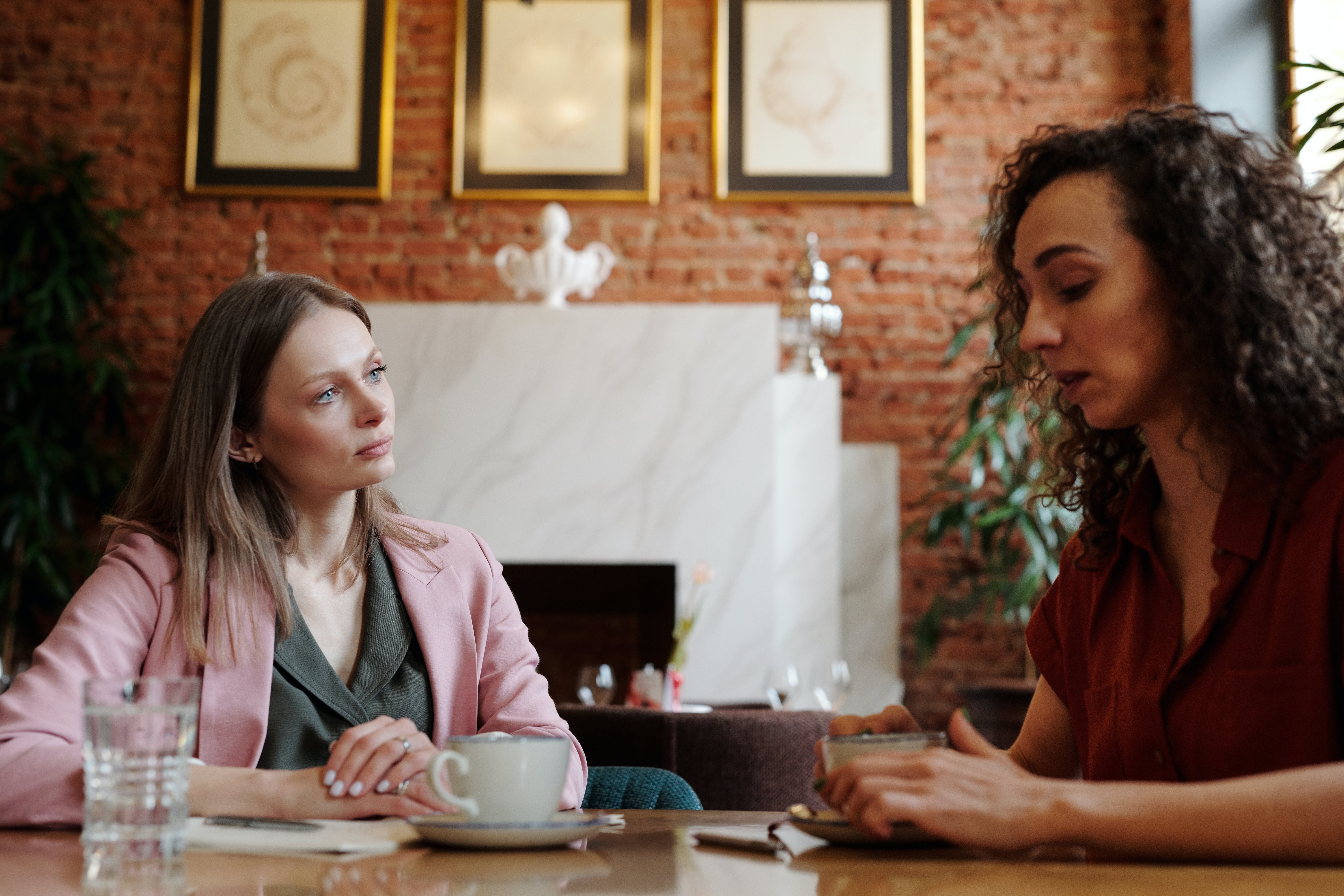 Dos mujeres hablando en una cafetería | Fuente: Pexels