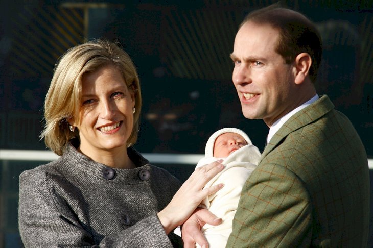 Los condes de Wessex con su primogénita en noviembre del 2003. │Foto: Getty Images