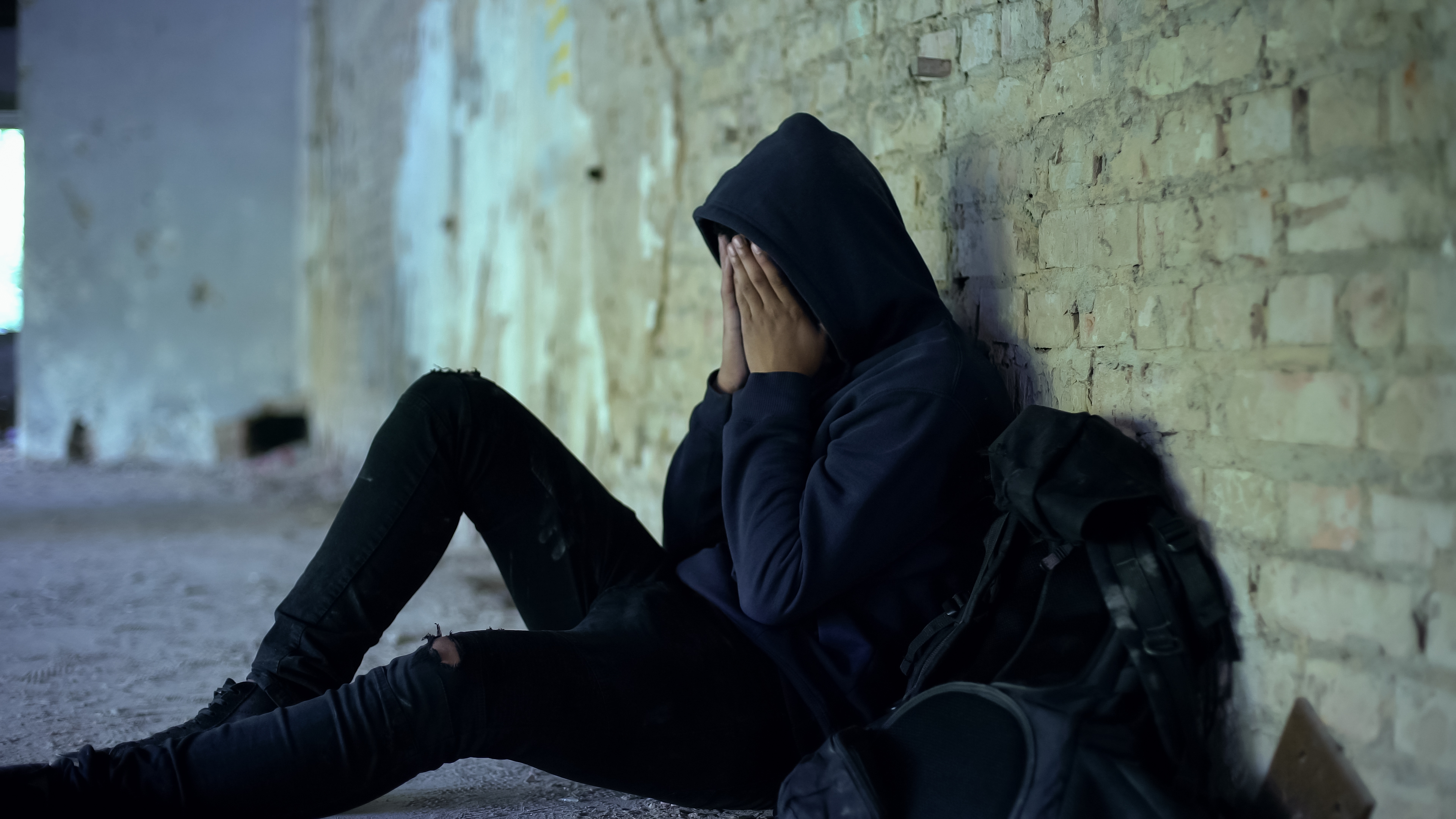 Un adolescente miserable llorando en un lugar abandonado | Foto: Shutterstock