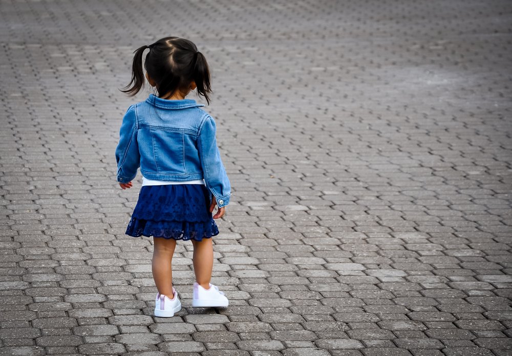 Niña pequeña en la calle. | Foto: Shutterstock