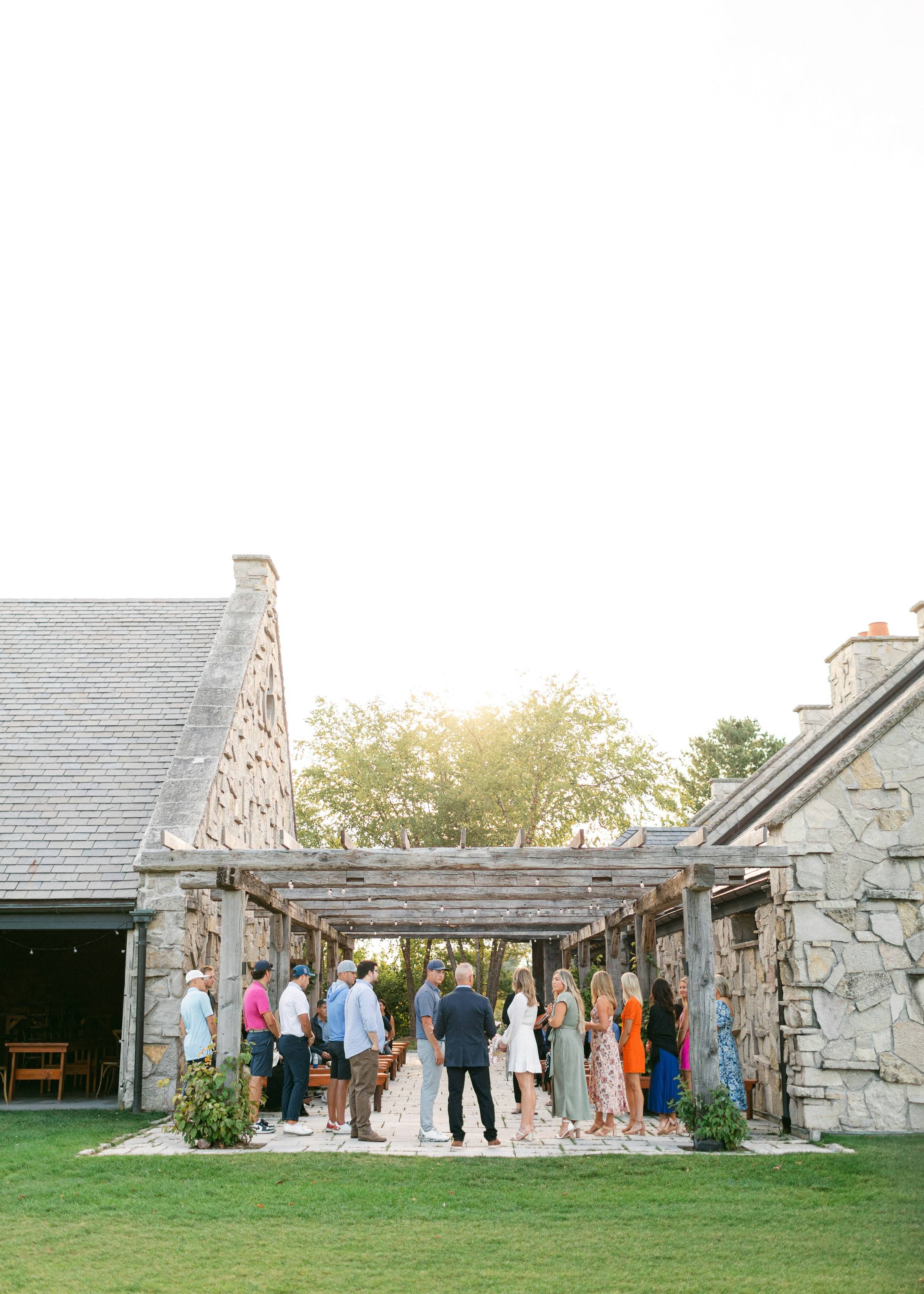 Gente en un ensayo de boda | Foto: Unsplash