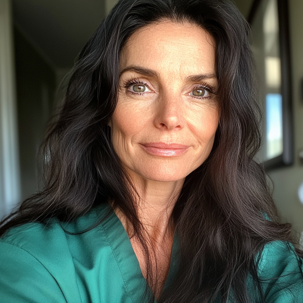 Primer plano de una mujer con uniforme verde | Fuente: Midjourney