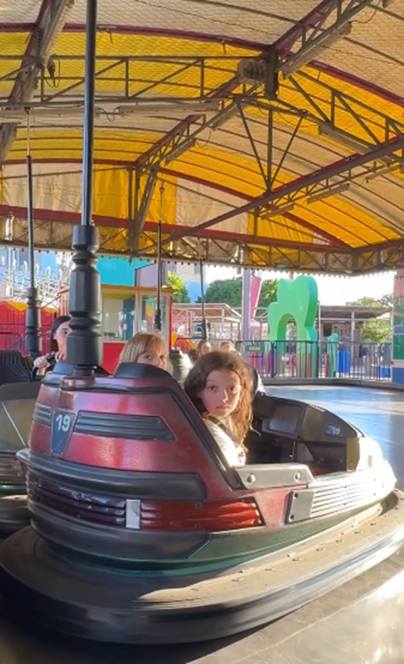 Emma celebrando su cumpleaños número 9 en un parque de diversiones | Fuente: Instagram/evangelinaanderson