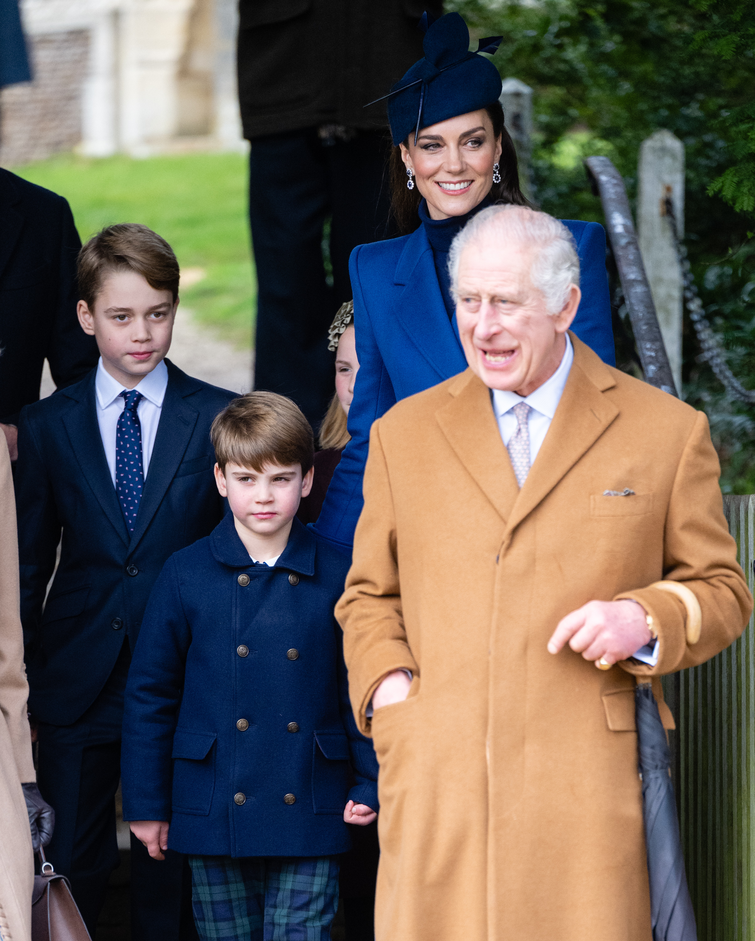 El príncipe George, la princesa Catherine y el Rey Charles III en el Servicio Matutino de Navidad en la Iglesia de Sandringham el 25 de diciembre de 2023, en Inglaterra. | Fuente: Getty Images