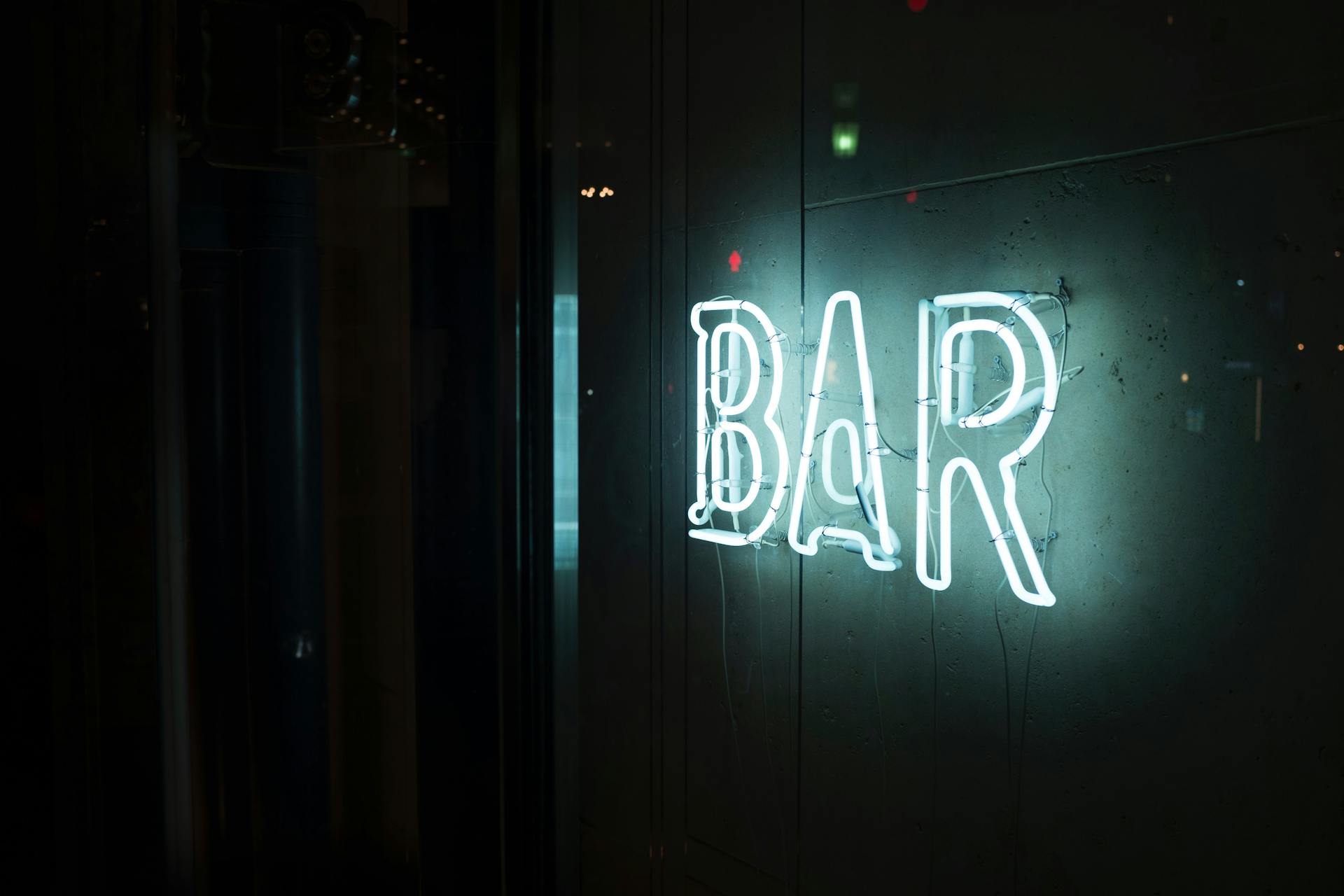 Un letrero de neón en un bar | Fuente: Pexels