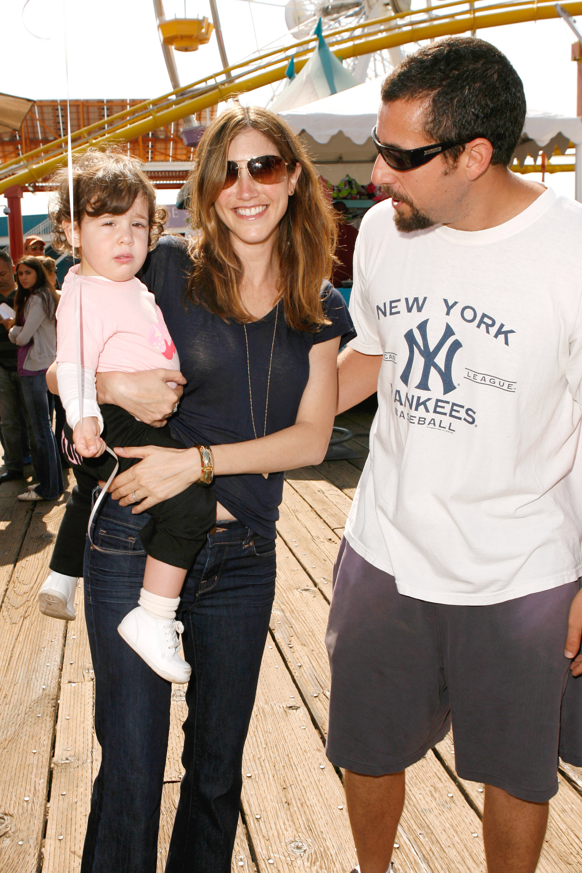 Adam, Jackie y Sadie Sandler en el evento de Kinerase Skincare "CelEBration on the Pier" en California el 29 de septiembre de 2007 | Fuente: Getty Images