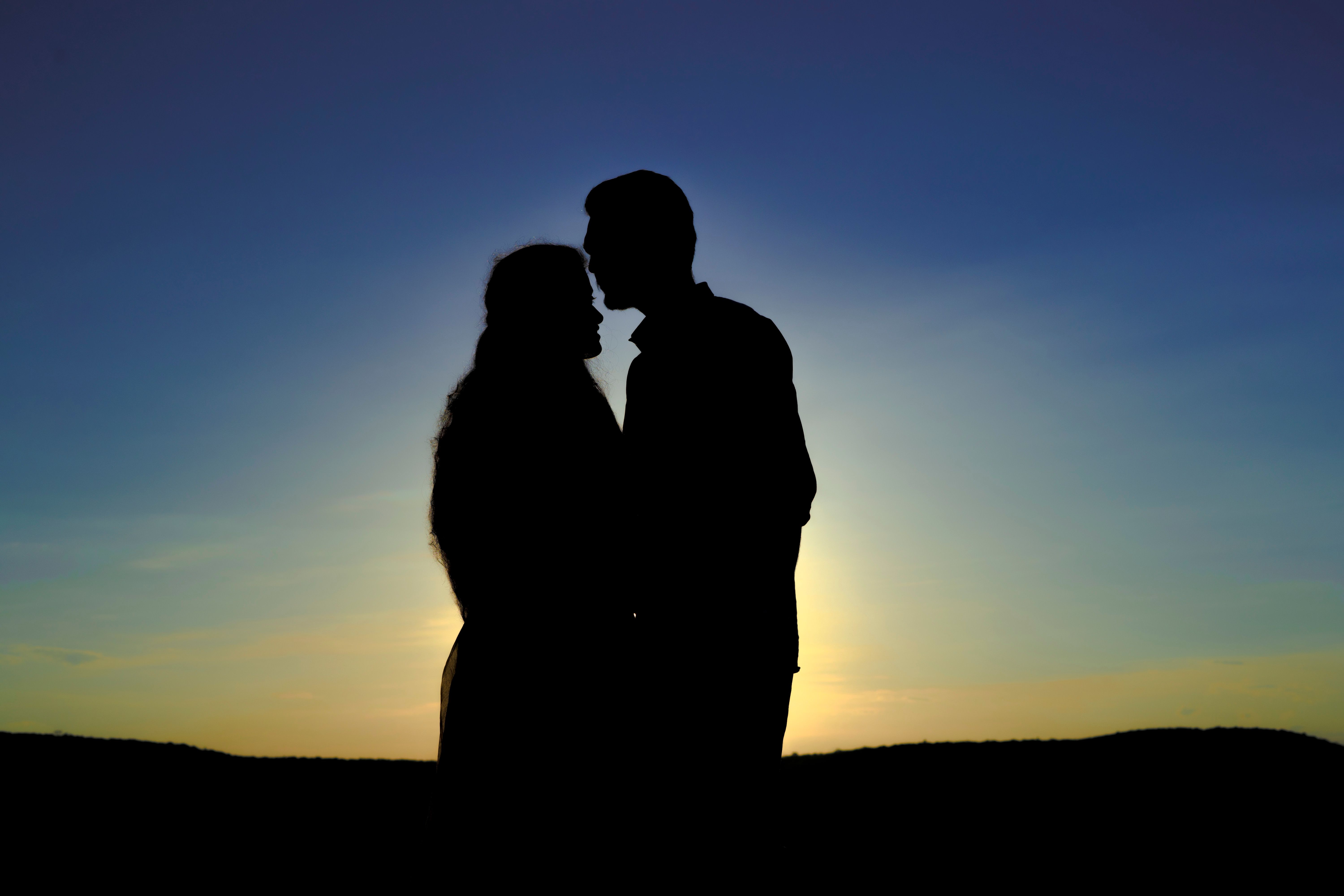 Silueta de una pareja abrazándose al amanecer | Fuente: Pexels