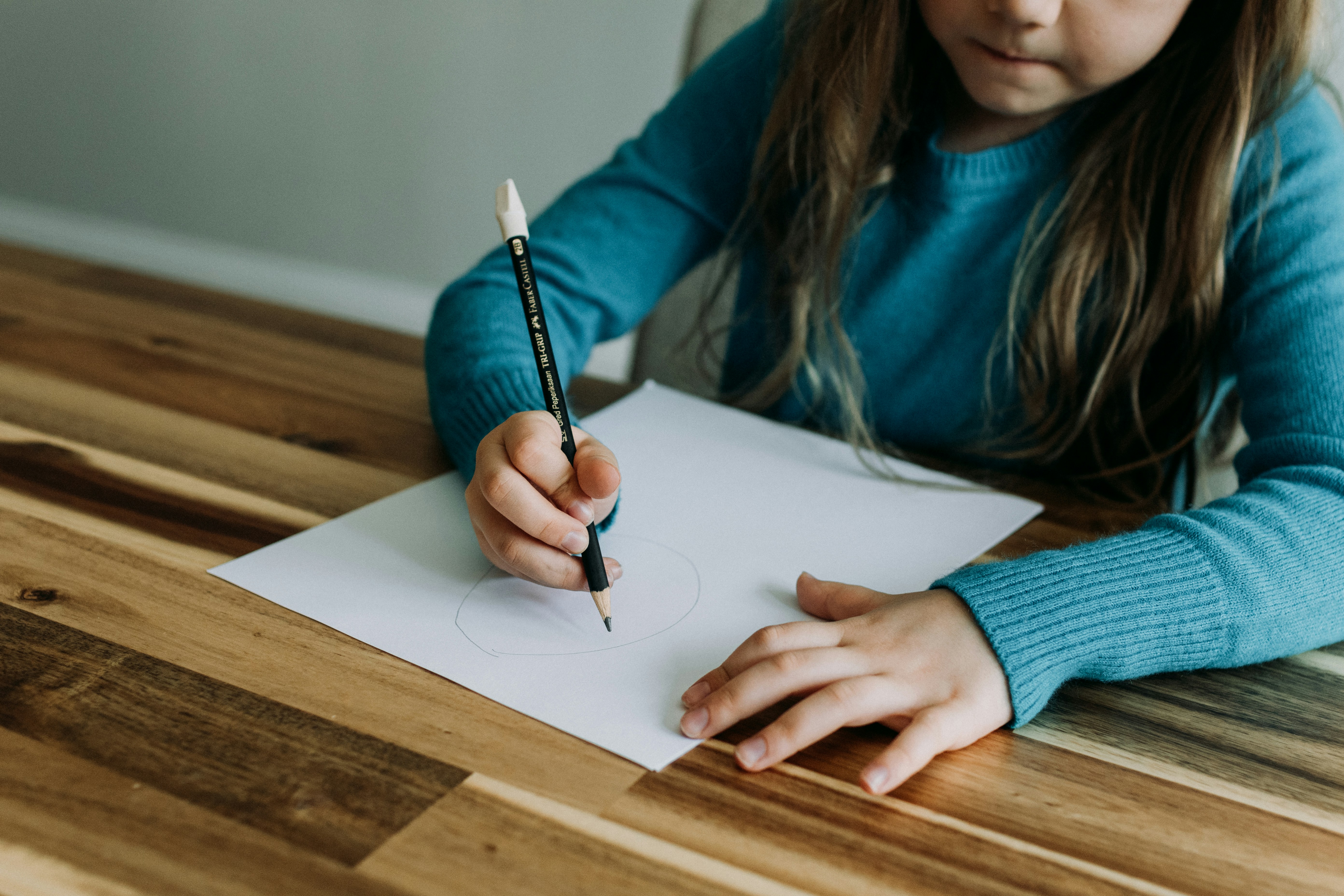 Una niña dibujando | Fuente: Unsplash