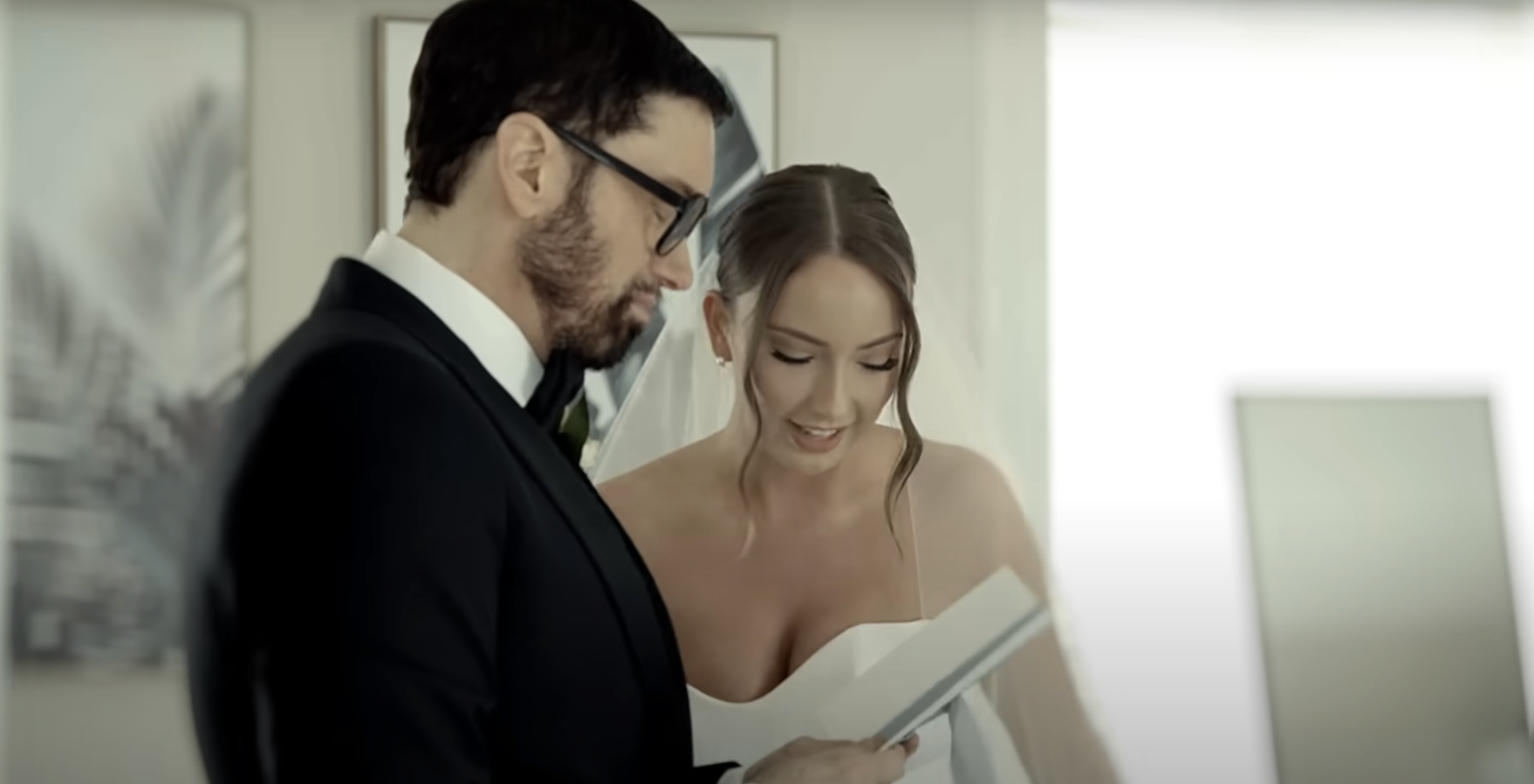 Eminem y Hailie Jade en su boda en un clip subido el 3 de octubre de 2024 | Fuente: YouTube/EminemMusic