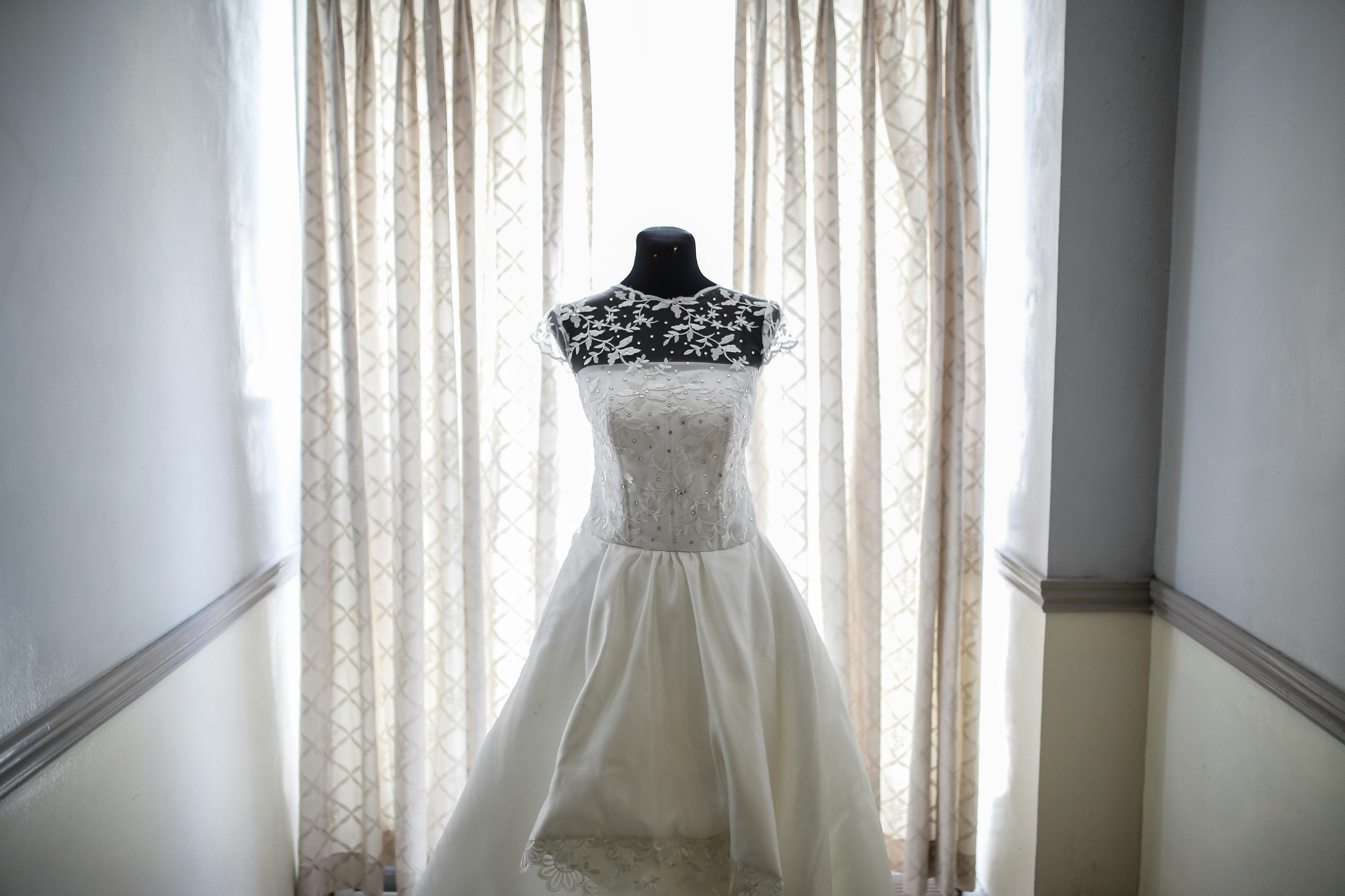 Un vestido de novia expuesto en un maniquí | Foto: Pexels