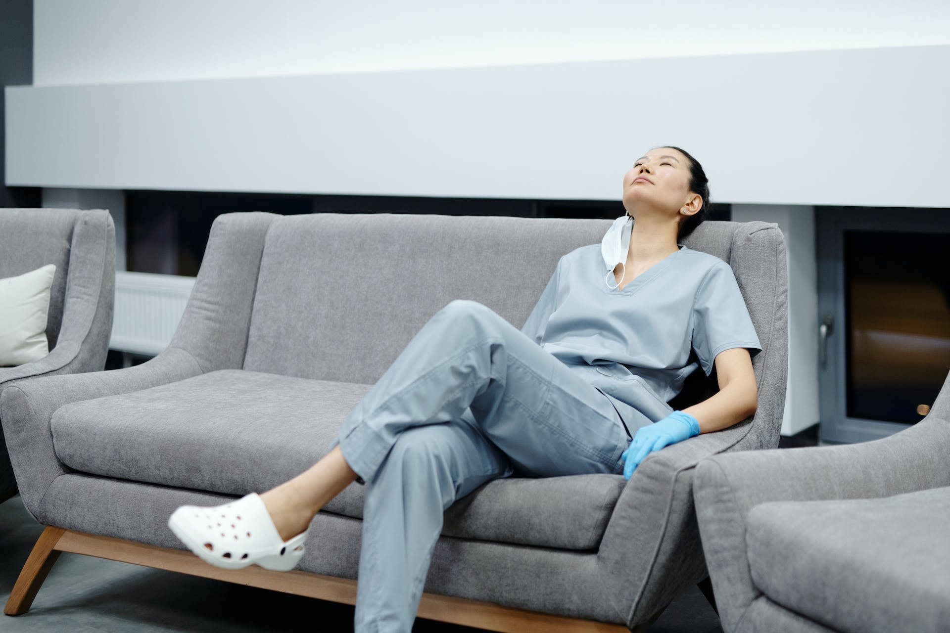 Una mujer cansada sentada en un sofá | Fuente: Pexels