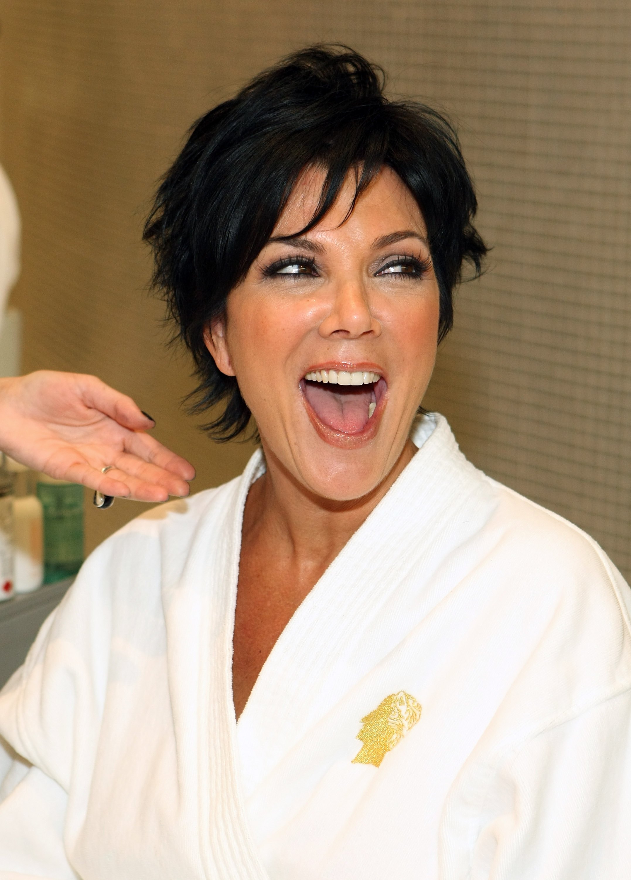 Kris Jenner se ríe mientras la maquillan en el salón Color, dentro del Caesars Palace en Las Vegas, mientras la familia Kardashian graba un episodio de Keeping Up With the Kardashians. | Fuente: Getty Images
