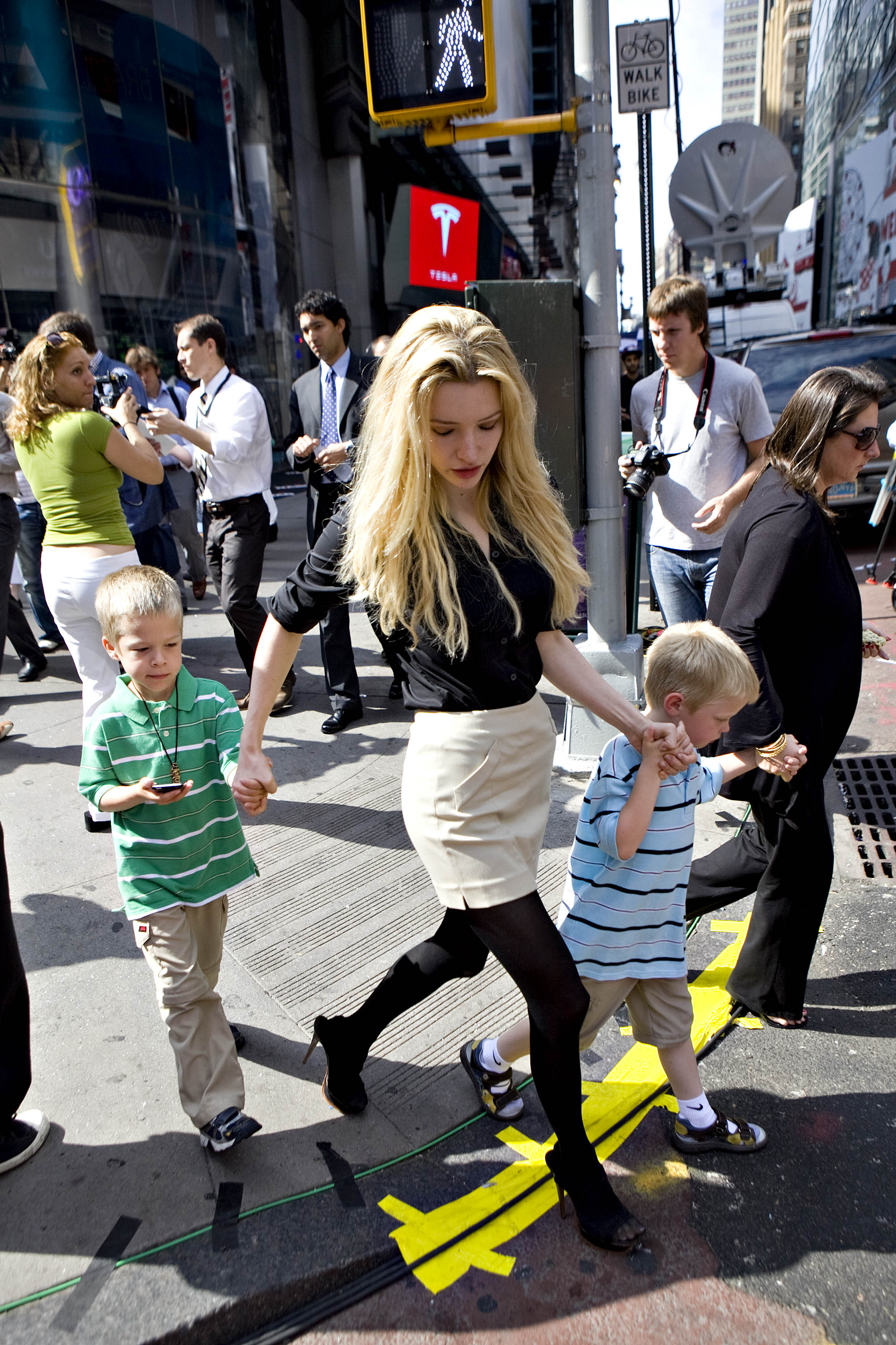 Talulah Riley pasea con los mellizos de Elon Musk, Griffin, izquierda, y Xavier, fuera del Nasdaq Marketsite en Nueva York el 29 de junio de 2010 | Fuente: Getty Images