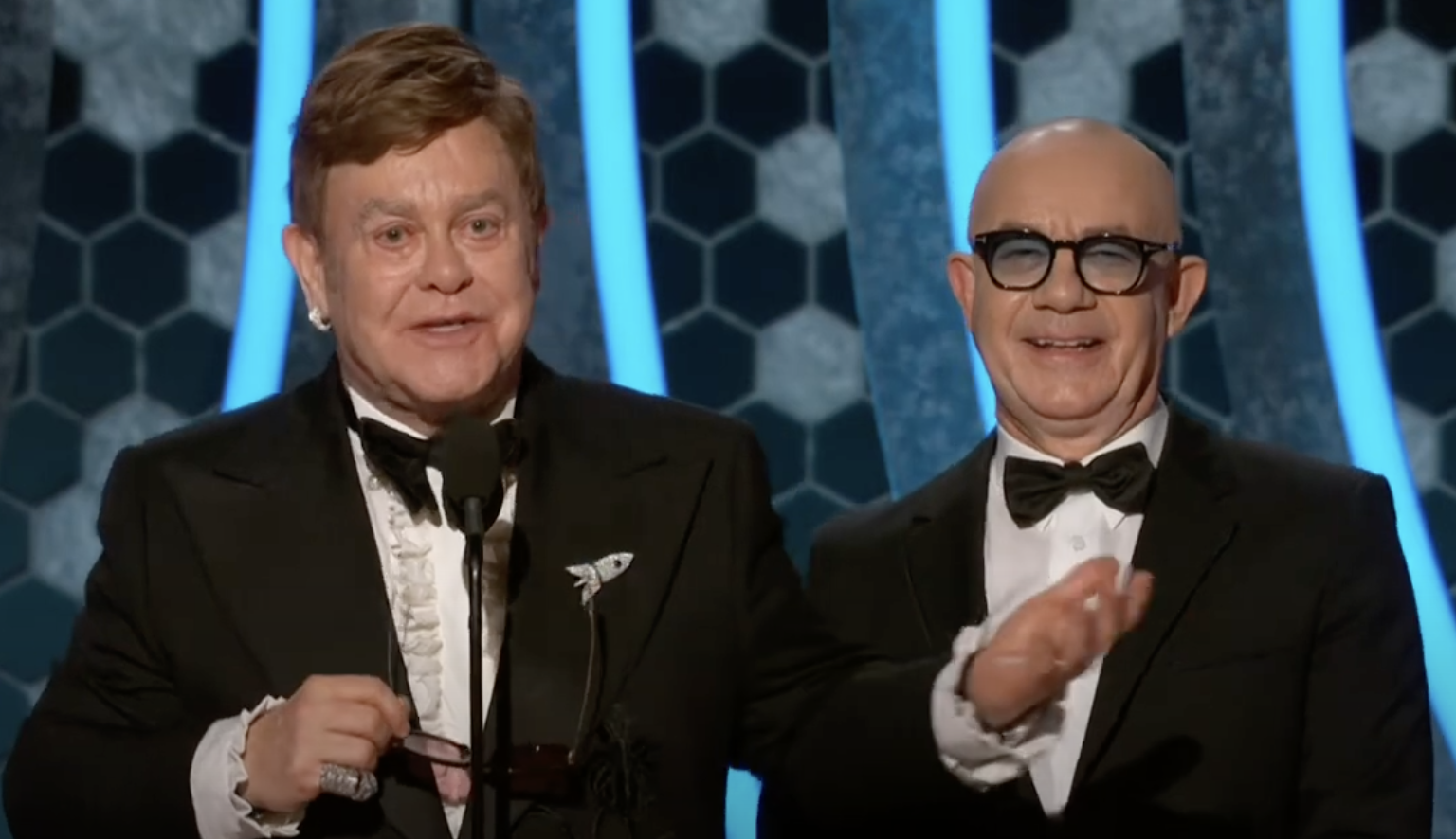 Elton John y Bernie Taupin presentan en los Globos de Oro 2020 | Fuente: YouTube/ Elton John HD Collection