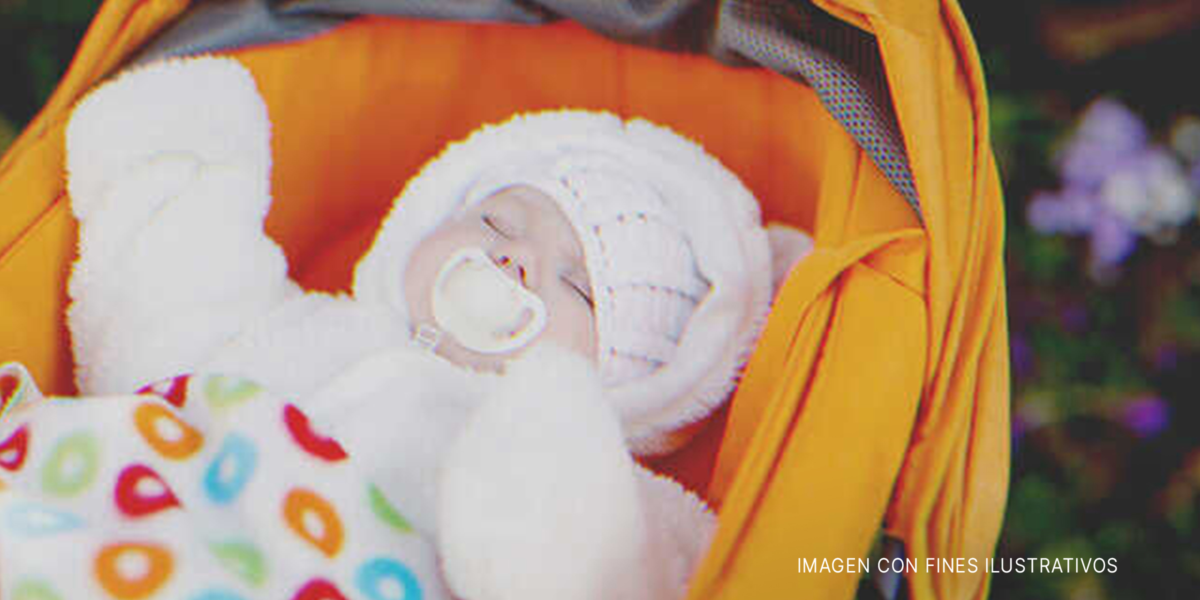 Bebé profundamente dormida en un cochecito. | Foto: Shutterstock