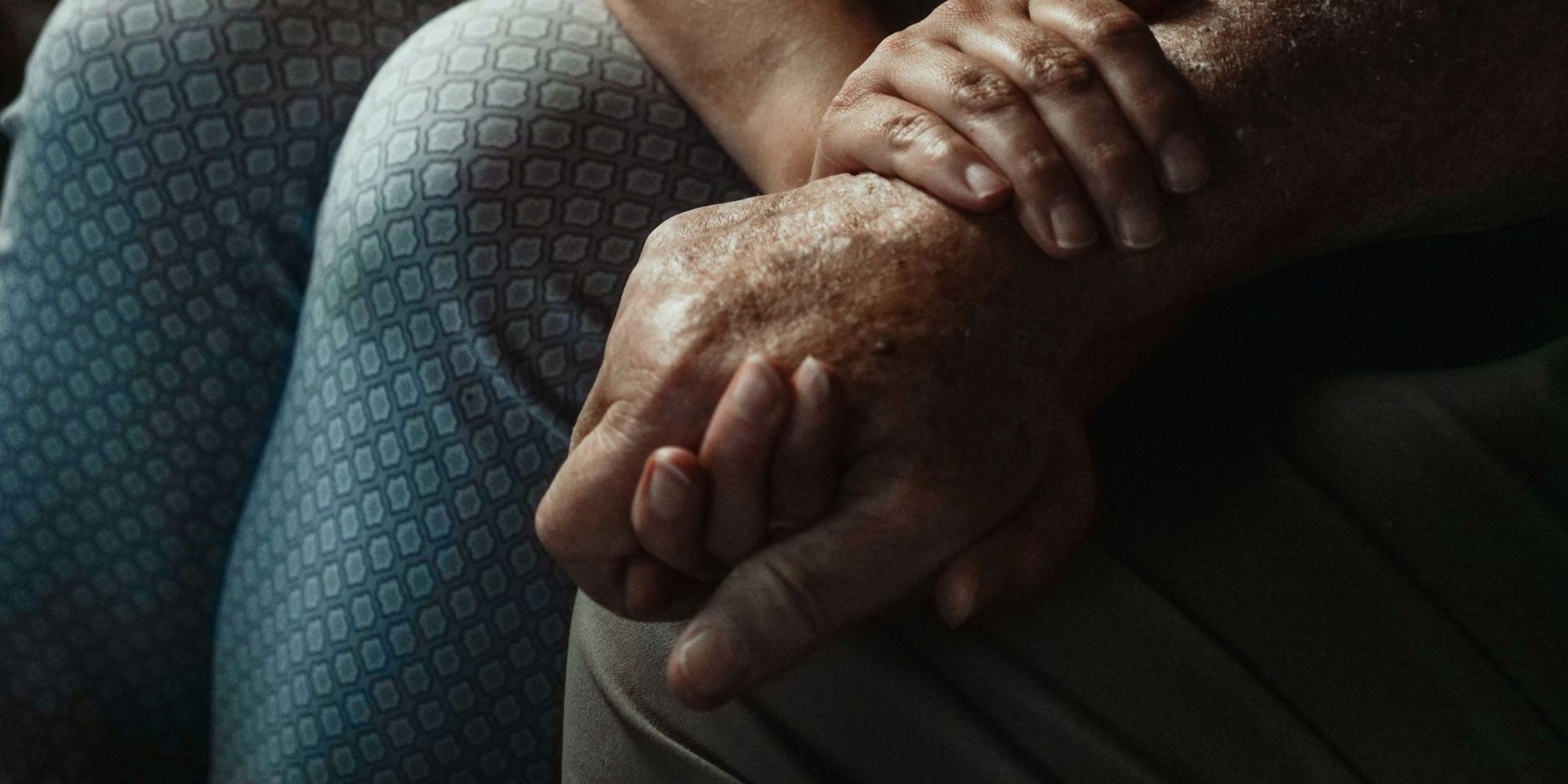 Primo piano di mani che trasmettono sostegno e compassione durante un momento intimo | Fonte: Pexels