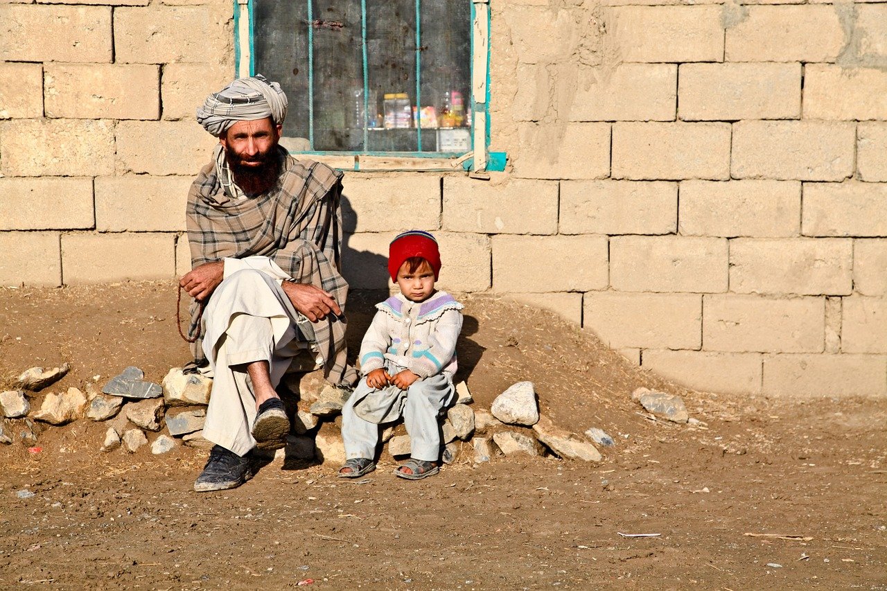Hombre y niño en Afganistán. | Foto: Pixabay
