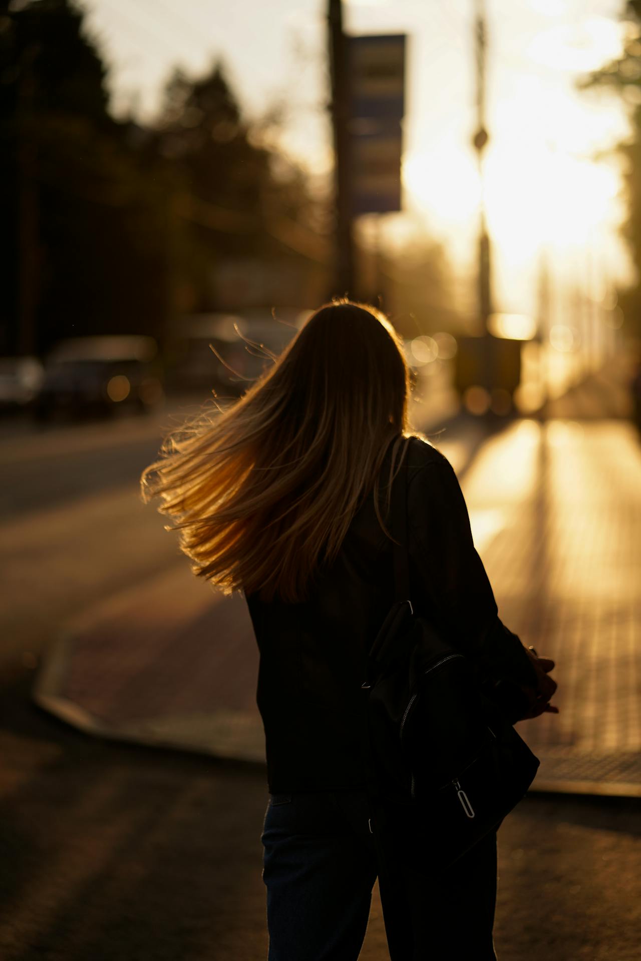 Una mujer caminando por la carretera | Fuente: Pexels